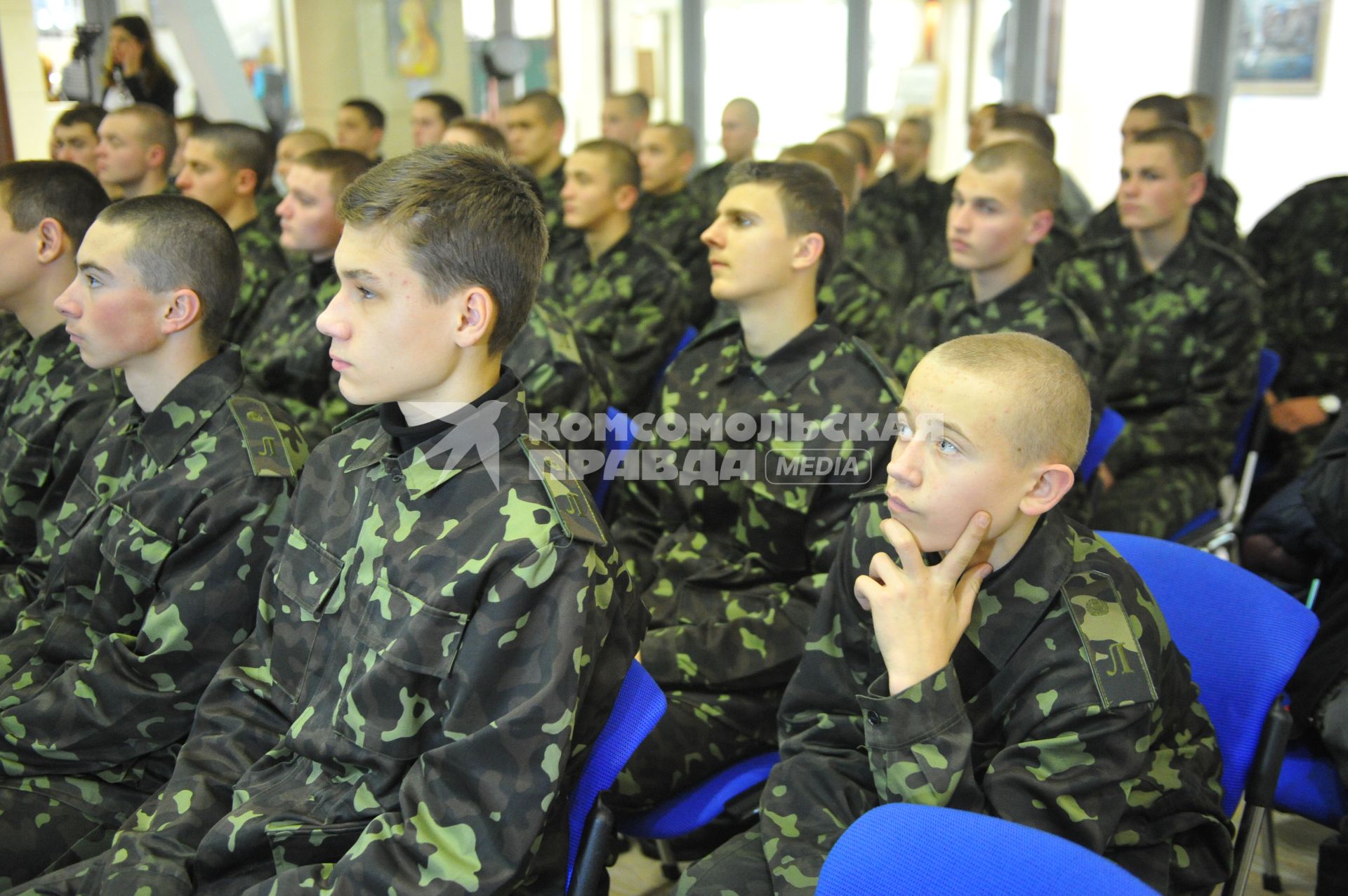 Донецк. Конкурс детского рисунка. На снимке: учащиеся Донецкого военного лицея.