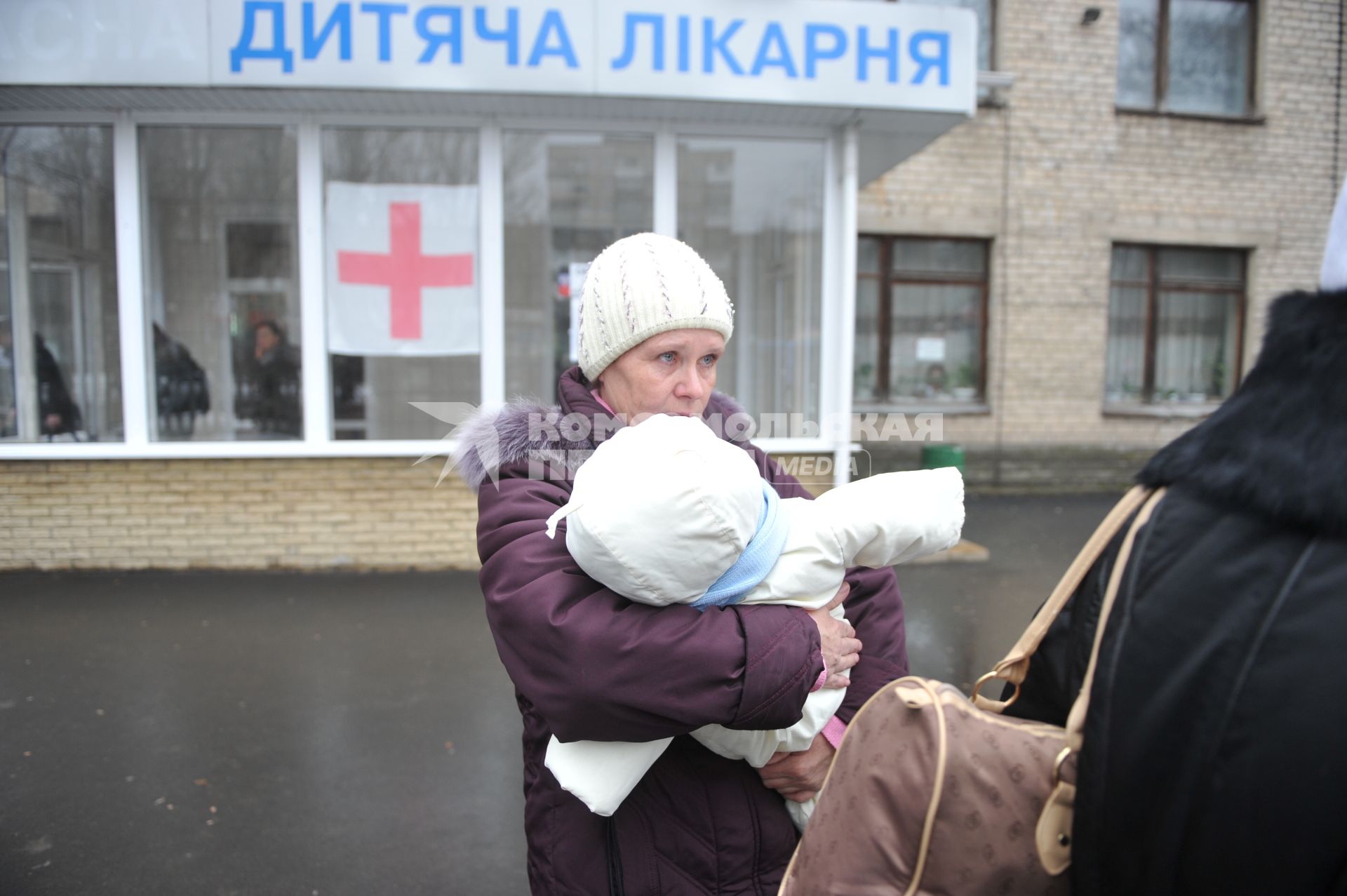 Донецк. Детская областная больница. Глава фонда `Справедливая помощь` Елизавета Глинка, прибыла в Донецк, чтобы вывести 12 тяжелобольных детей в Москву на лечение.