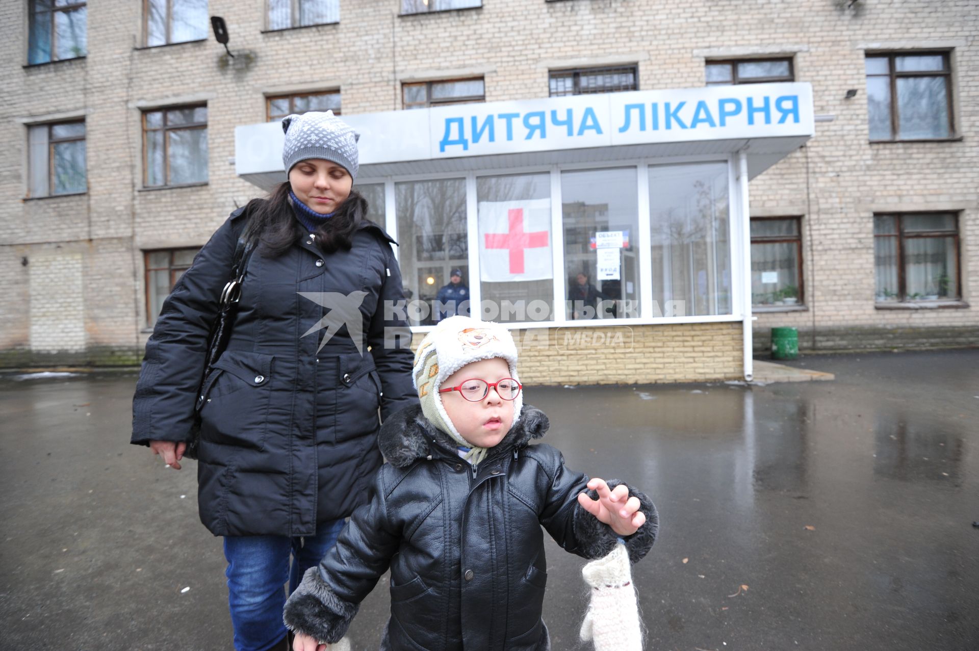 Донецк. Детская областная больница. Глава фонда `Справедливая помощь` Елизавета Глинка, прибыла в Донецк, чтобы вывести 12 тяжелобольных детей в Москву на лечение.