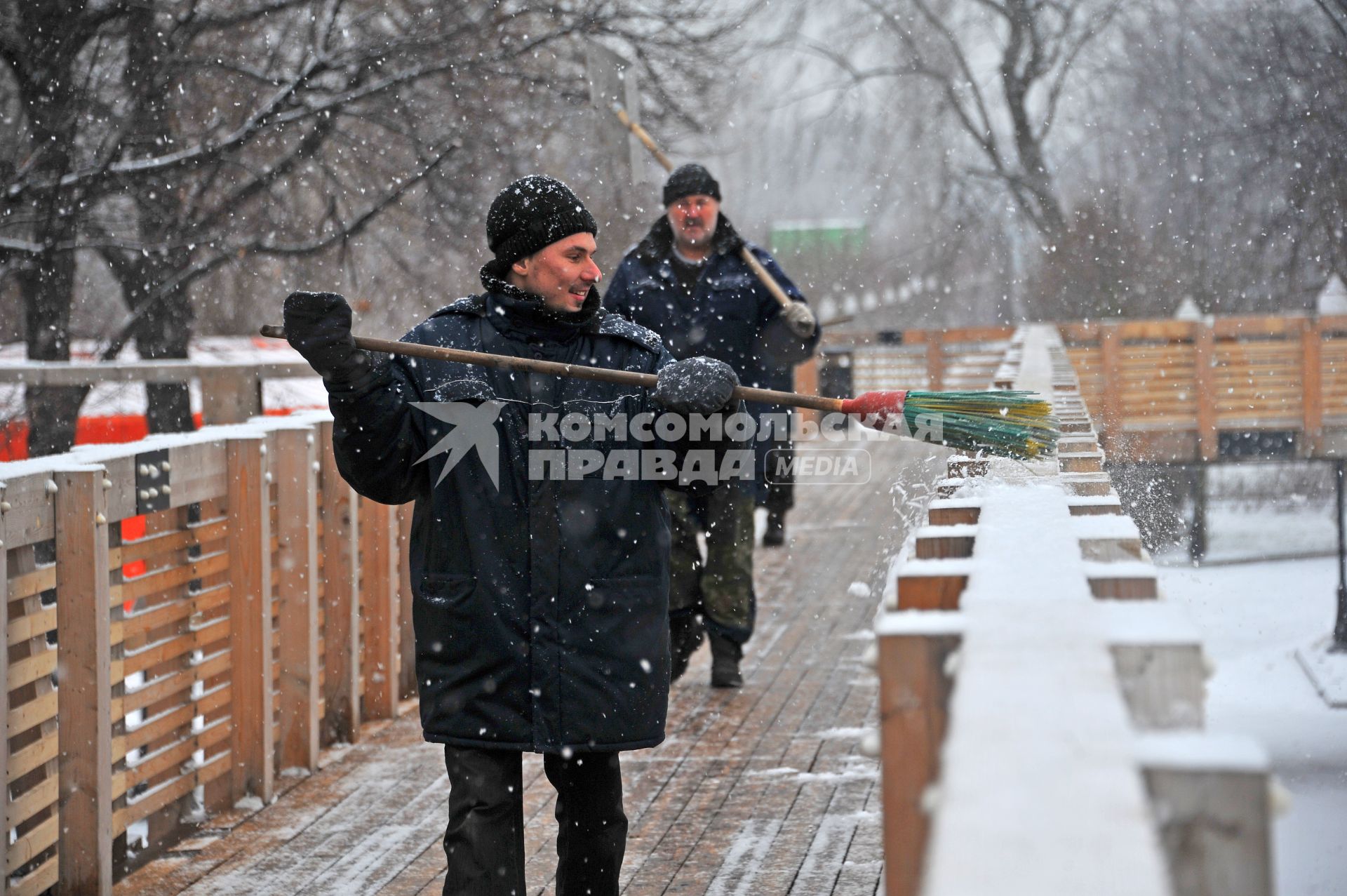 Снегопад в Москве. Каток в Парке Горького. На снимке: дворники убирают снег.