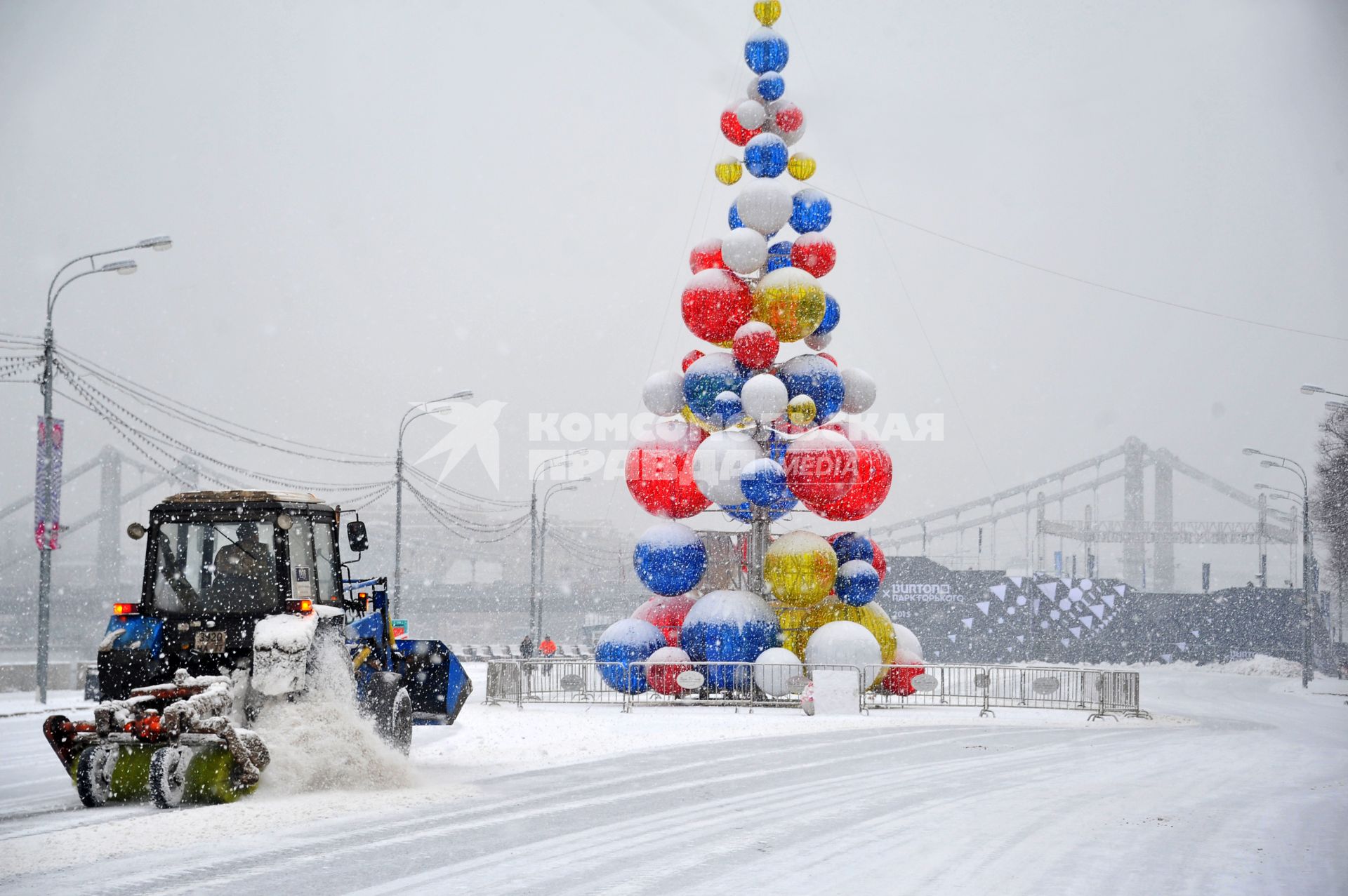 Снегопад в Москве. Парк Горького. На снимке: новогодняя елка.