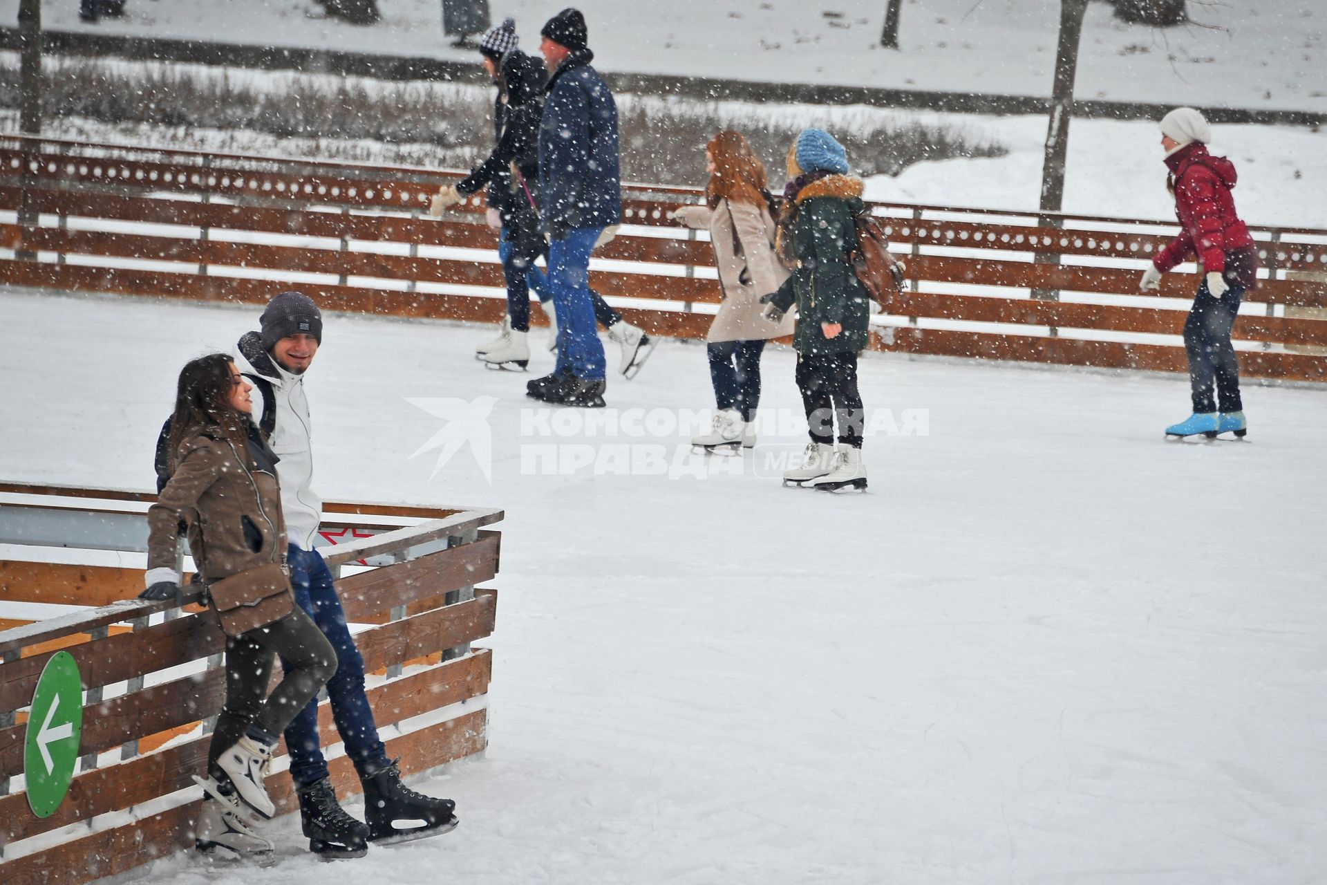 Снегопад в Москве. Каток в Парке Горького. На снимке: люди катаются на коньках.