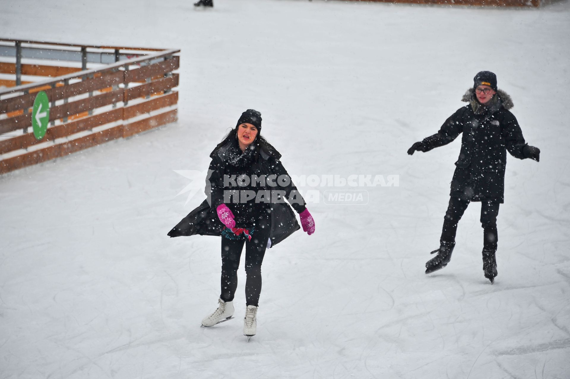 Снегопад в Москве. Каток в Парке Горького. На снимке: люди катаются на коньках.