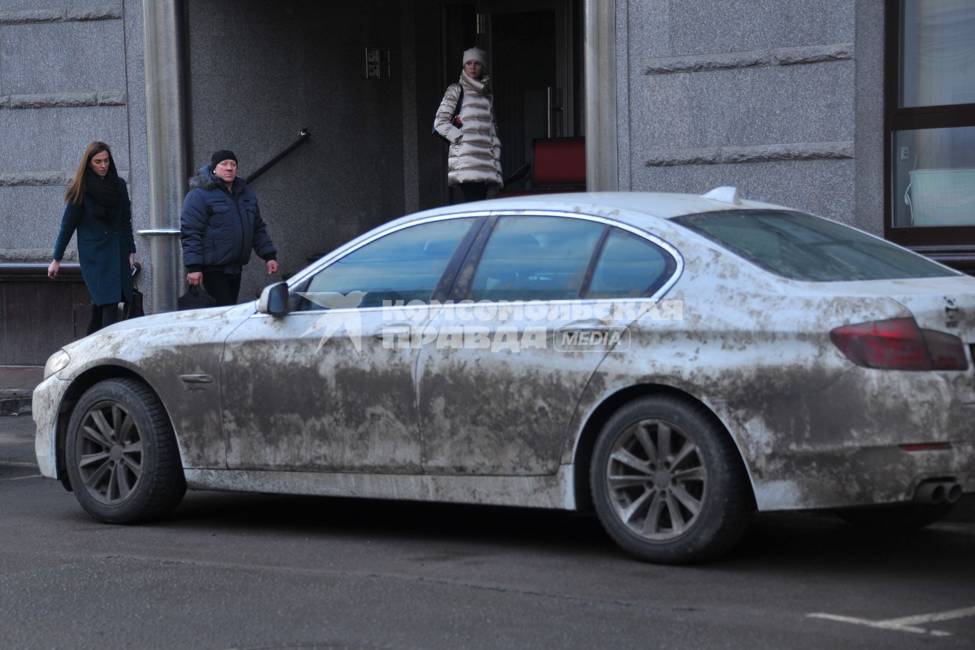 Парковка автомобилей. На снимке:  грязный автомобиль припаркованный на  тротуаре.