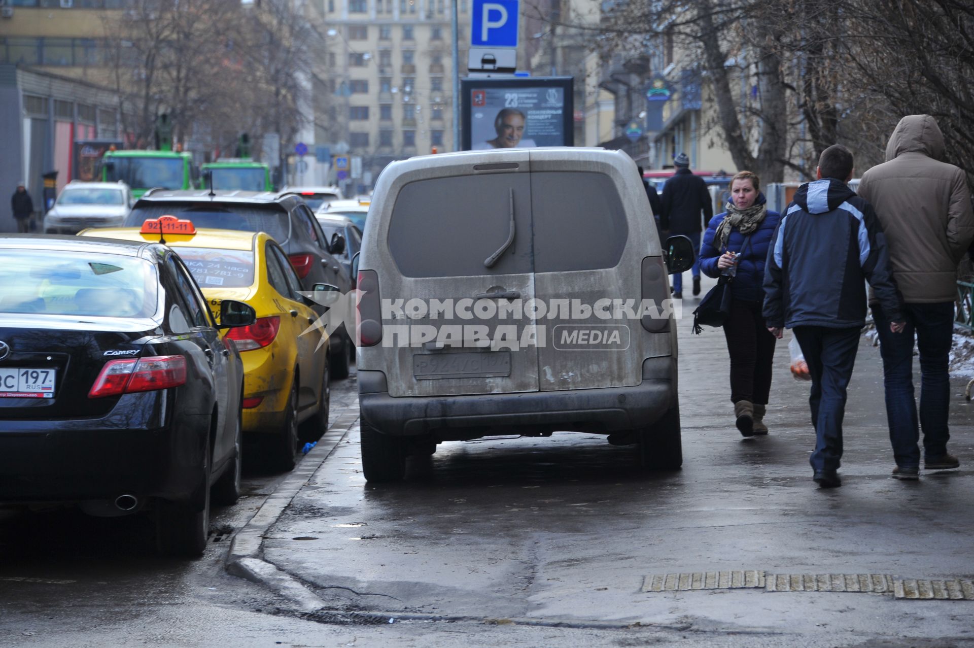 Парковка автомобилей. На снимке:  грязный автомобиль припаркованный на  тротуаре.