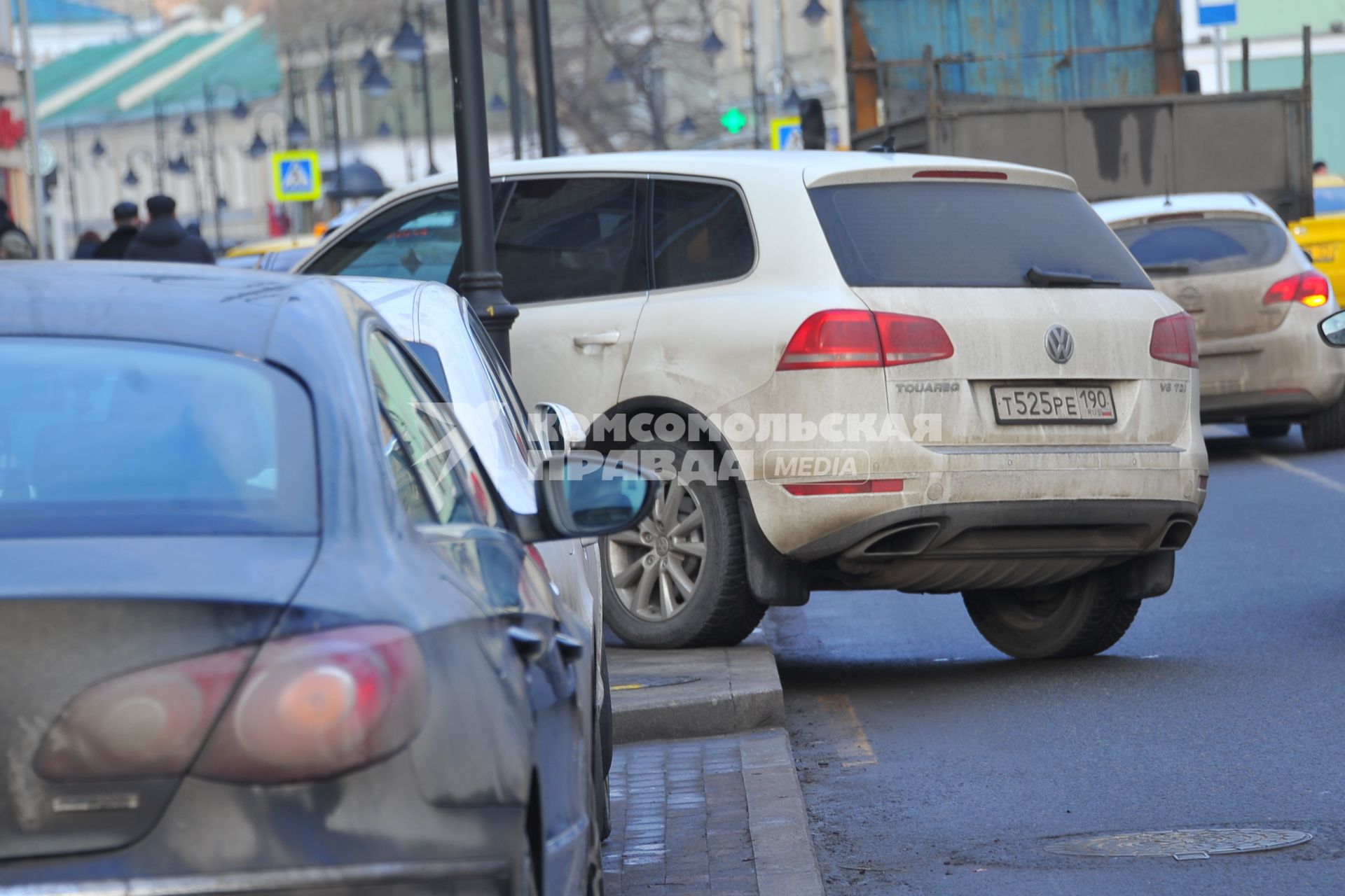 Парковка автомобилей. На снимке: автомобиль припаркованный на тротуаре.