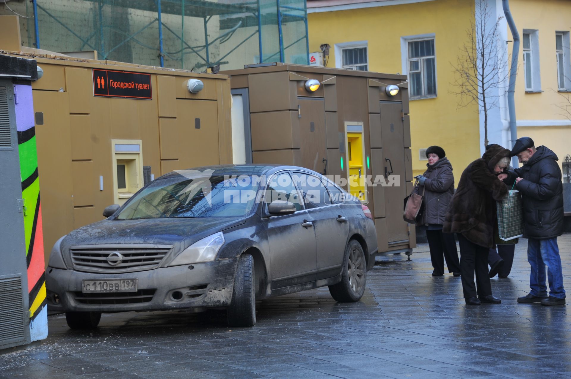 Парковка автомобилей. На снимке: автомобиль припаркован около городского туалета.