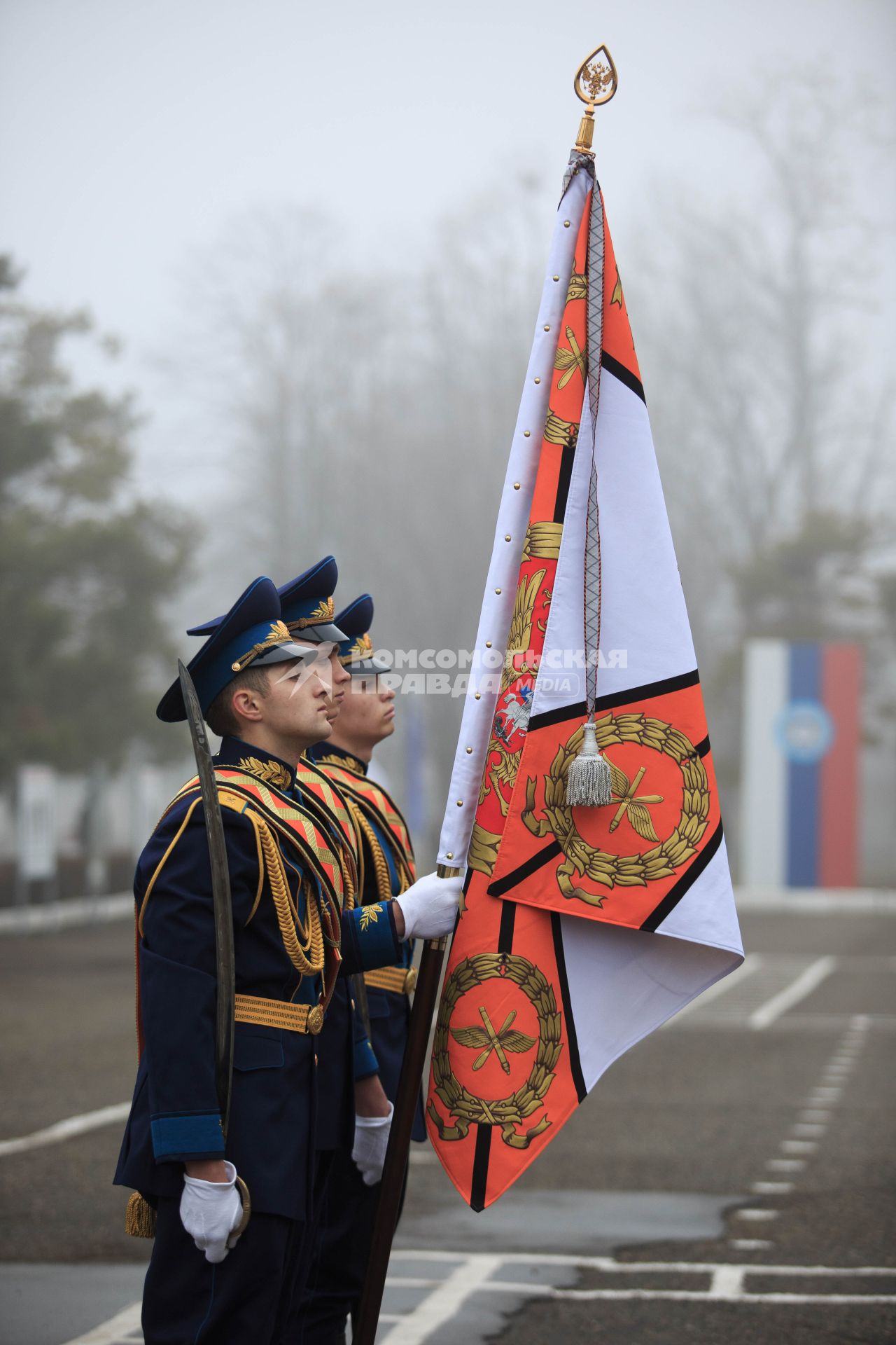 Курсанты во время вручение нового Боевого знамени Краснодарскому высшему летному училищу. В руках у них тот самый обналвенный штандарт.