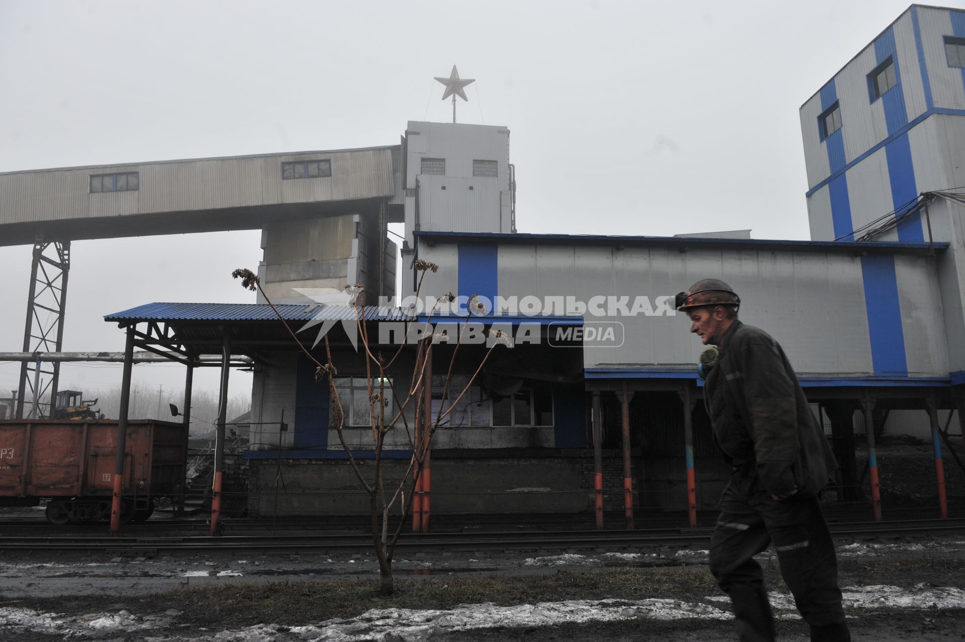 Ждановка. Шахта `Коммунарская`, восстановленная шахтерами после боевых действий. В прошлом, если шахта добывала угля сверх плана, эта звезда загоралась.