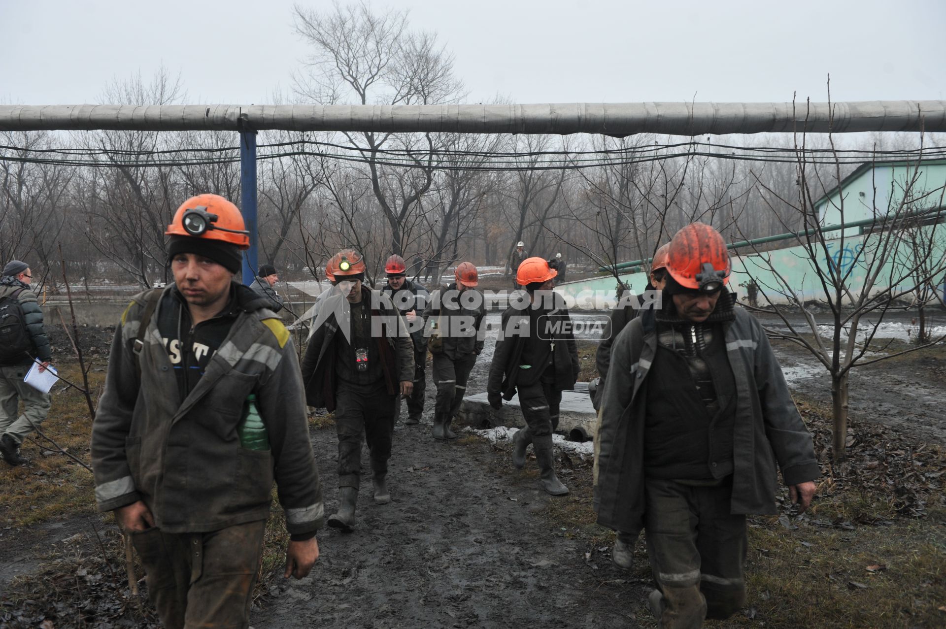 Ждановка. Шахта `Коммунарская`, восстановленная шахтерами после боевых действий. На снимке: шахтеры, после работы.