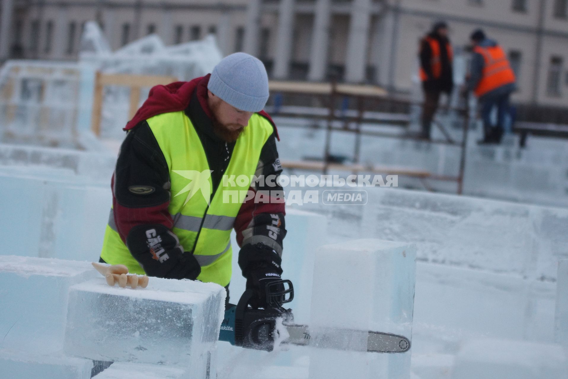 Рабочие возводят ледовый городок на площади 1905 года в Екатеринбурге