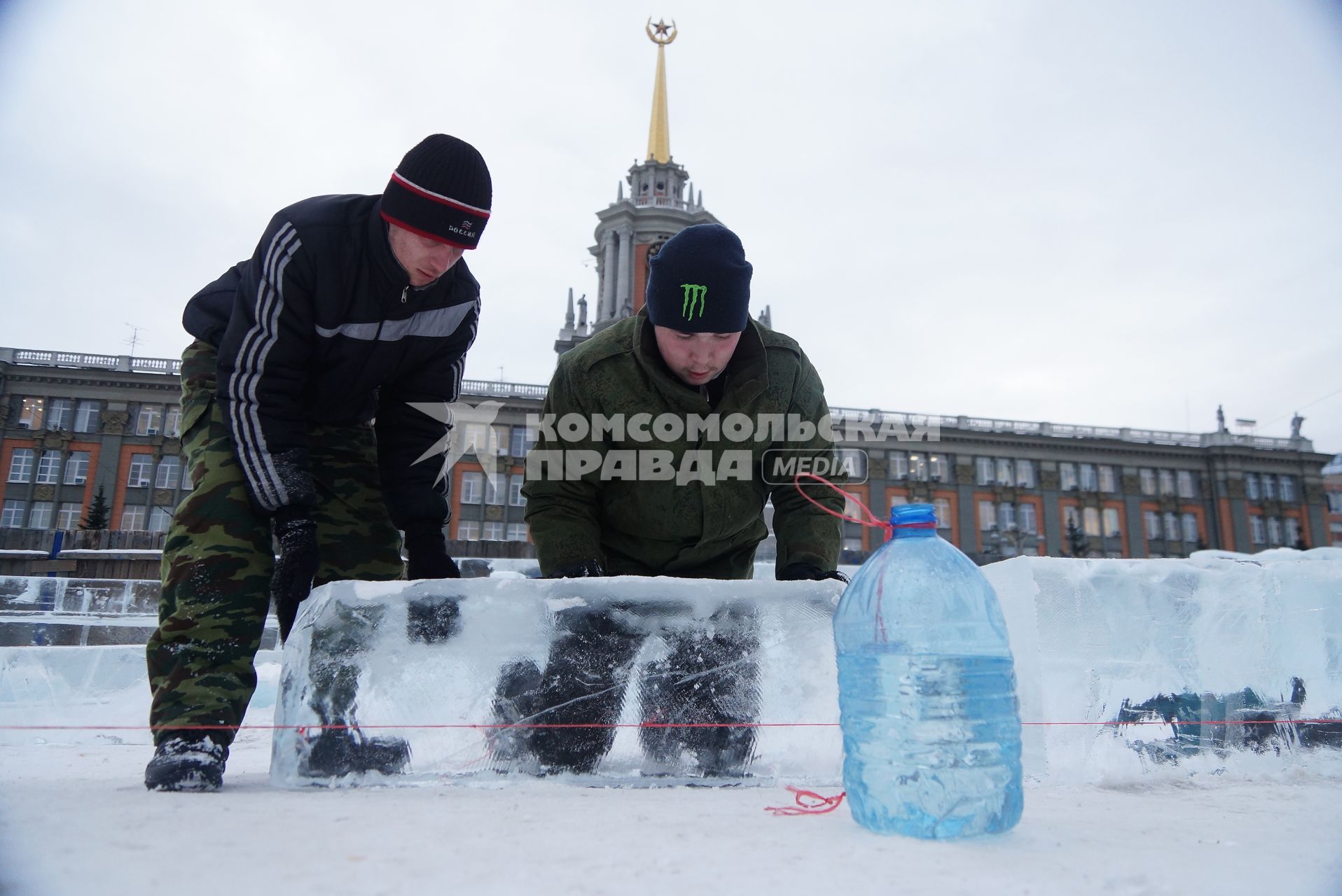 Рабочие возводят ледовый городок на площади 1905 года в Екатеринбурге. на фоне: городская администраия Екатеринбурга