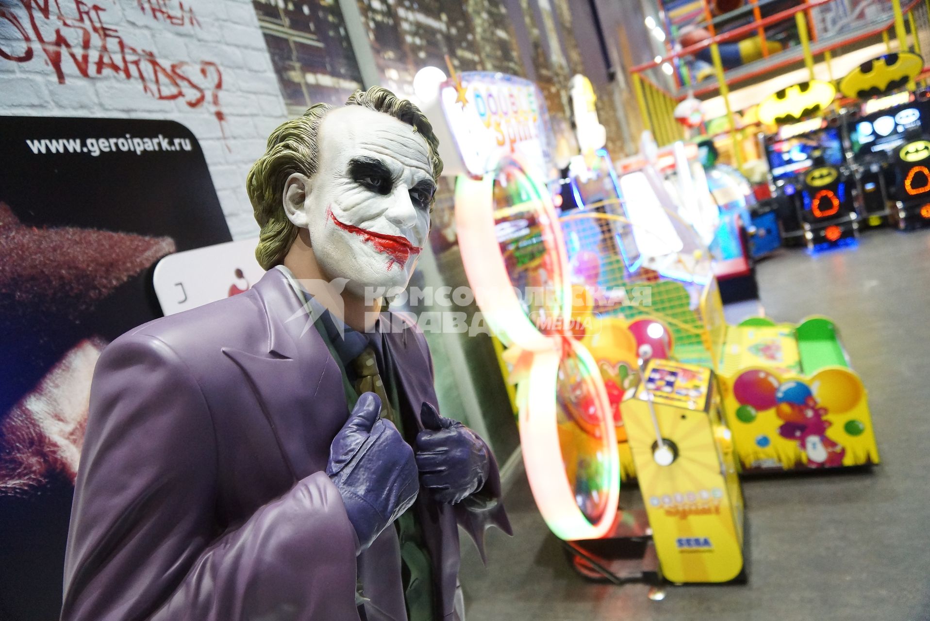 ростовая фигура Джокера в геройпарке ТЦ Гринвич в Екатеринбурге