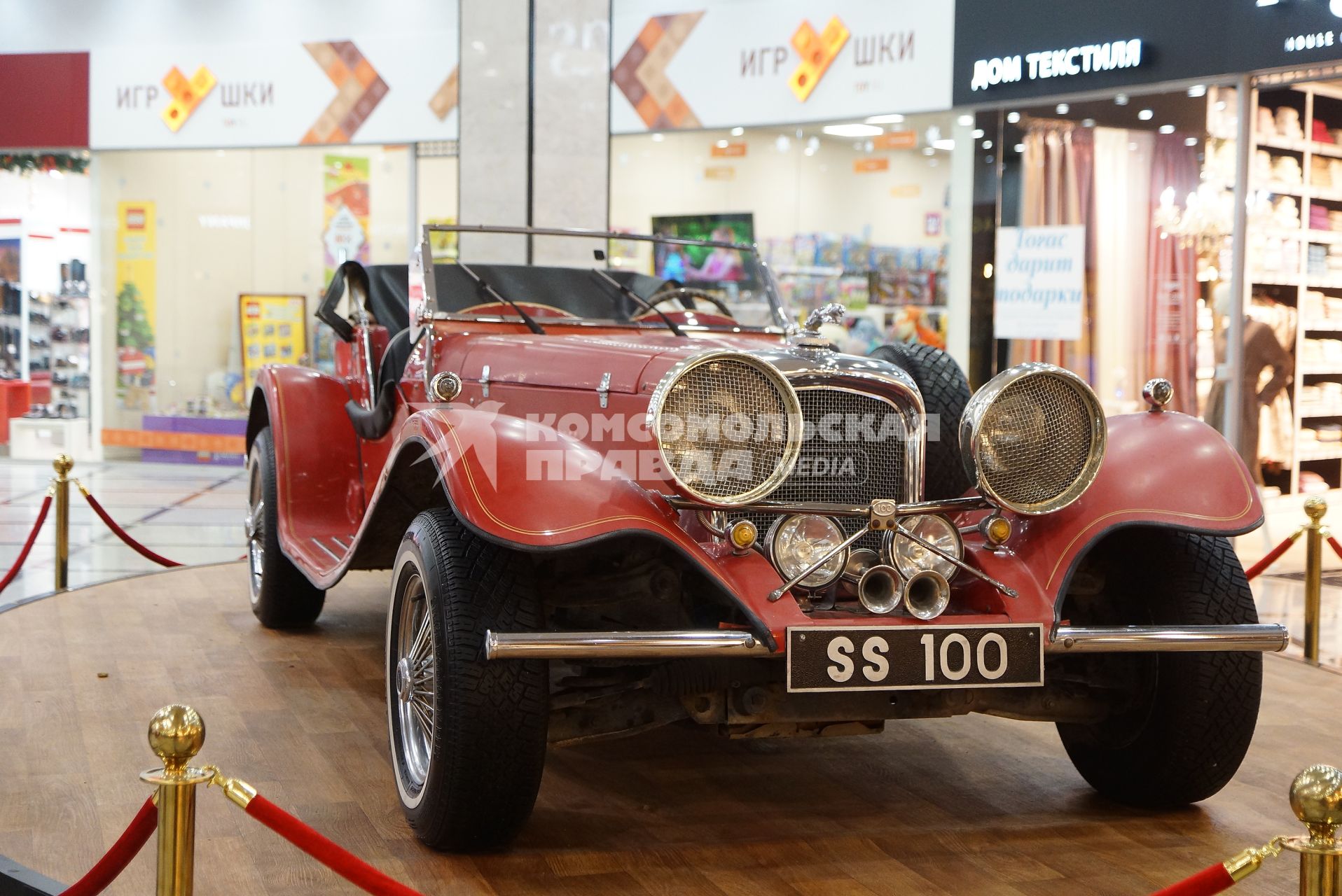 автомобиль \"Ягуар СС 100\" (Jaguar SS 100) на постаменте в ТЦ Гринвич в Екатеринбурге