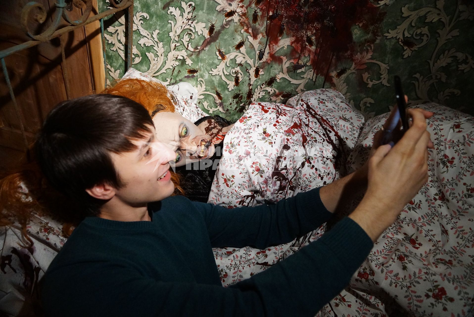 парень делает селфи с ростовой куклой в доме страхов. аттракционы ТЦ Гринвич в Екатеринбурге