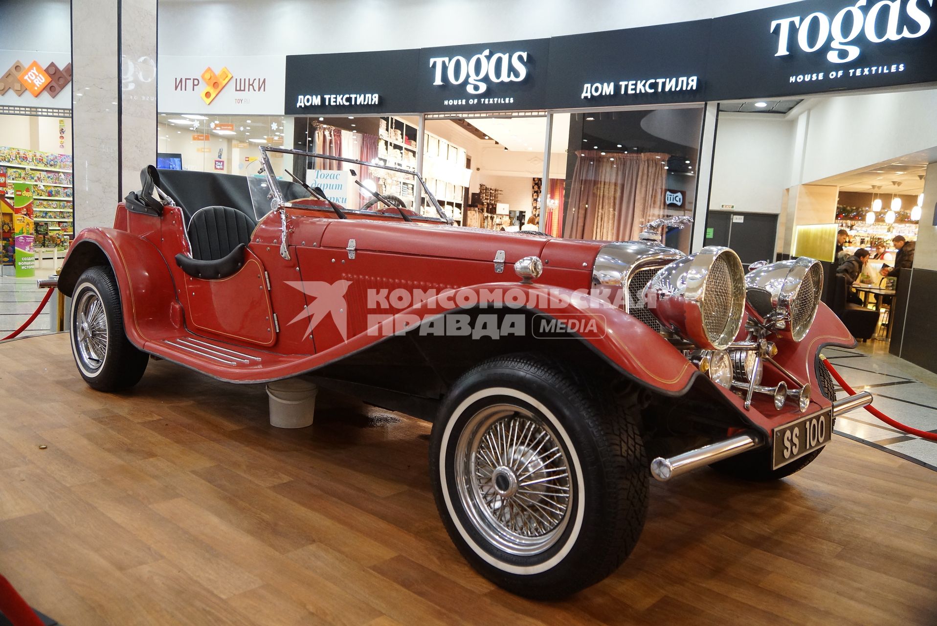 автомобиль \"Ягуар СС 100\" (Jaguar SS 100) на постаменте в ТЦ Гринвич в Екатеринбурге