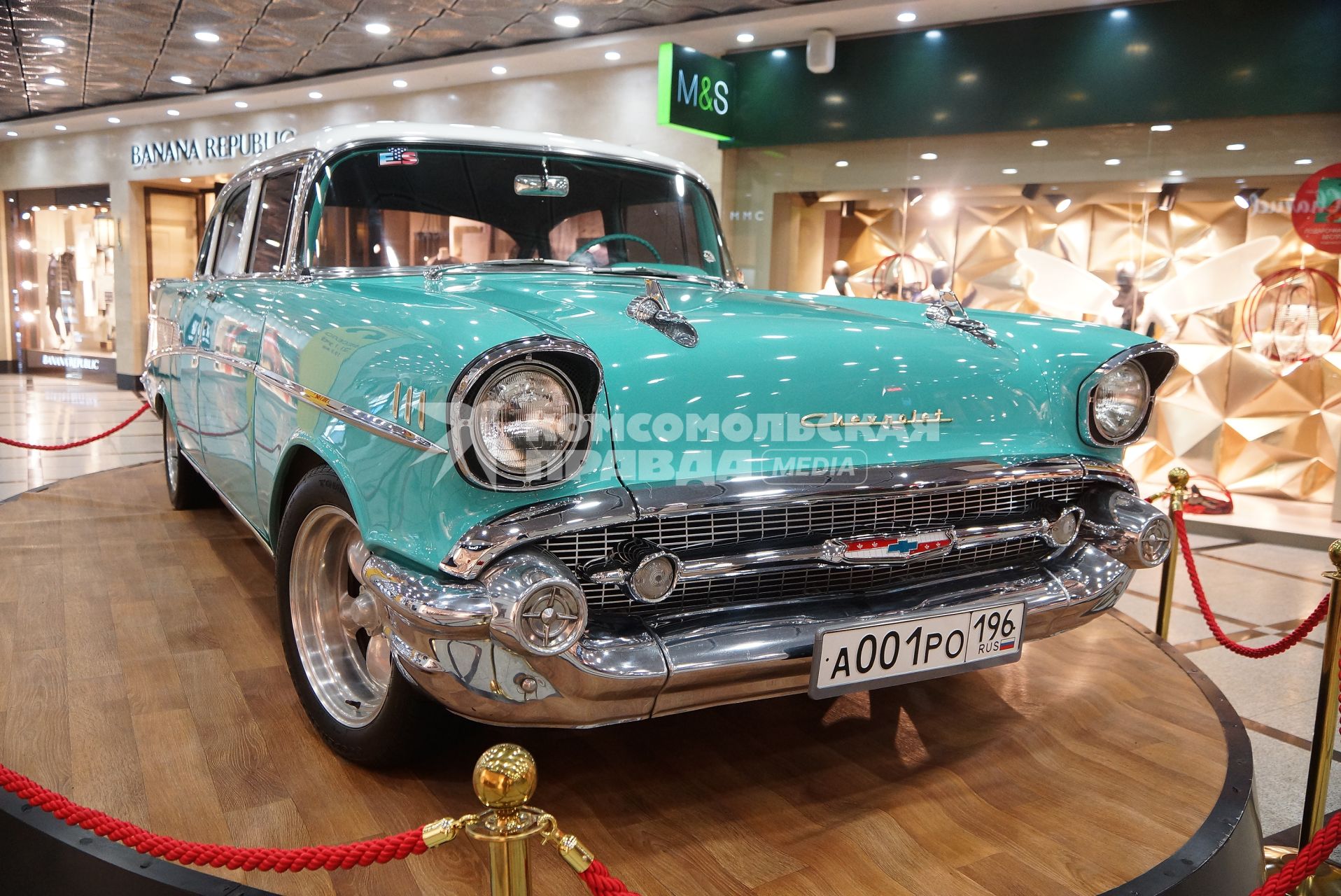 автомобиль Chevy Transferable bel air
 на постаменте в ТЦ Гринвич в Екатеринбурге