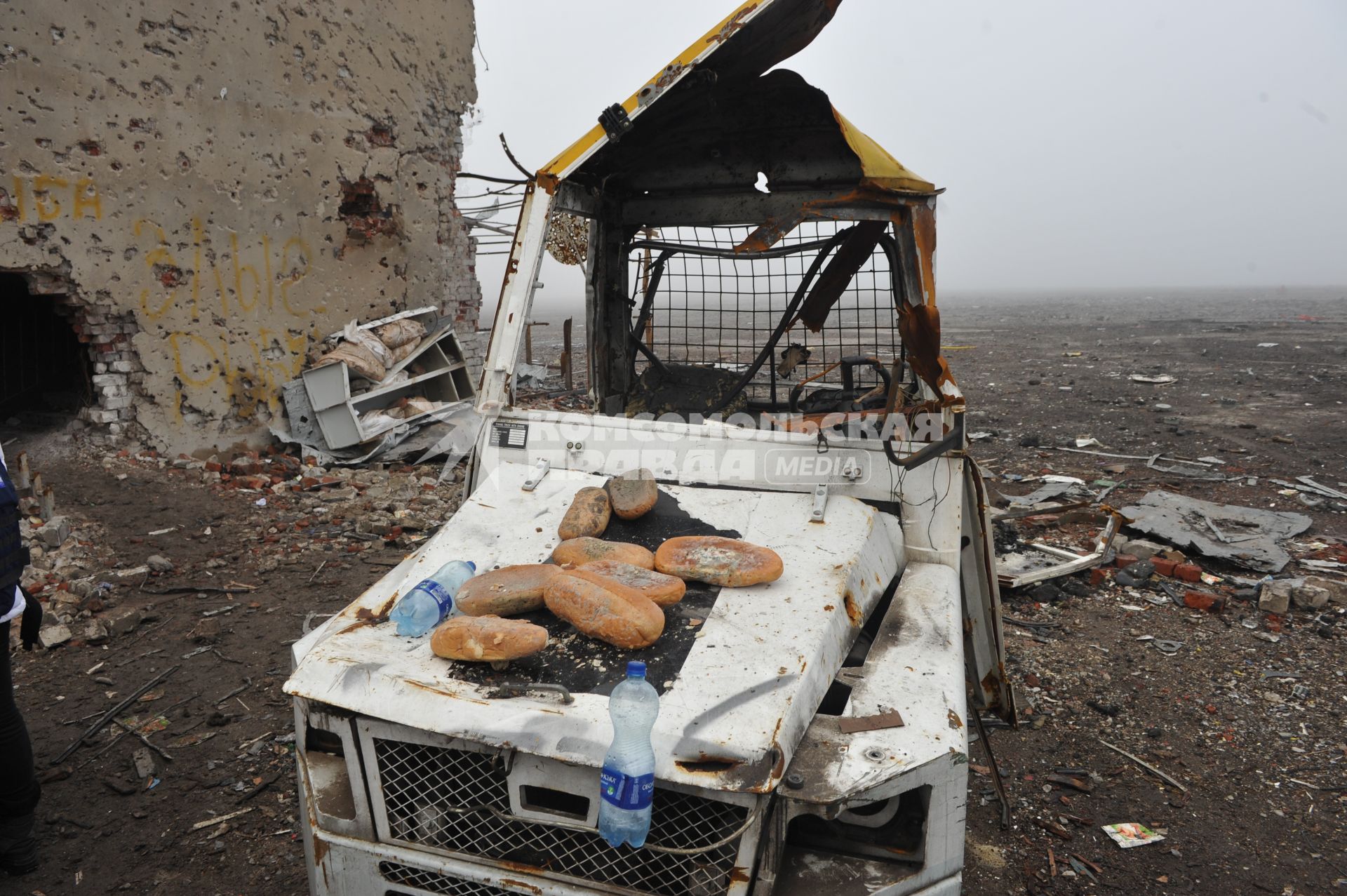 Донецк. Аэропорт. На снимке: старые батоны хлеба на взорванной машине.