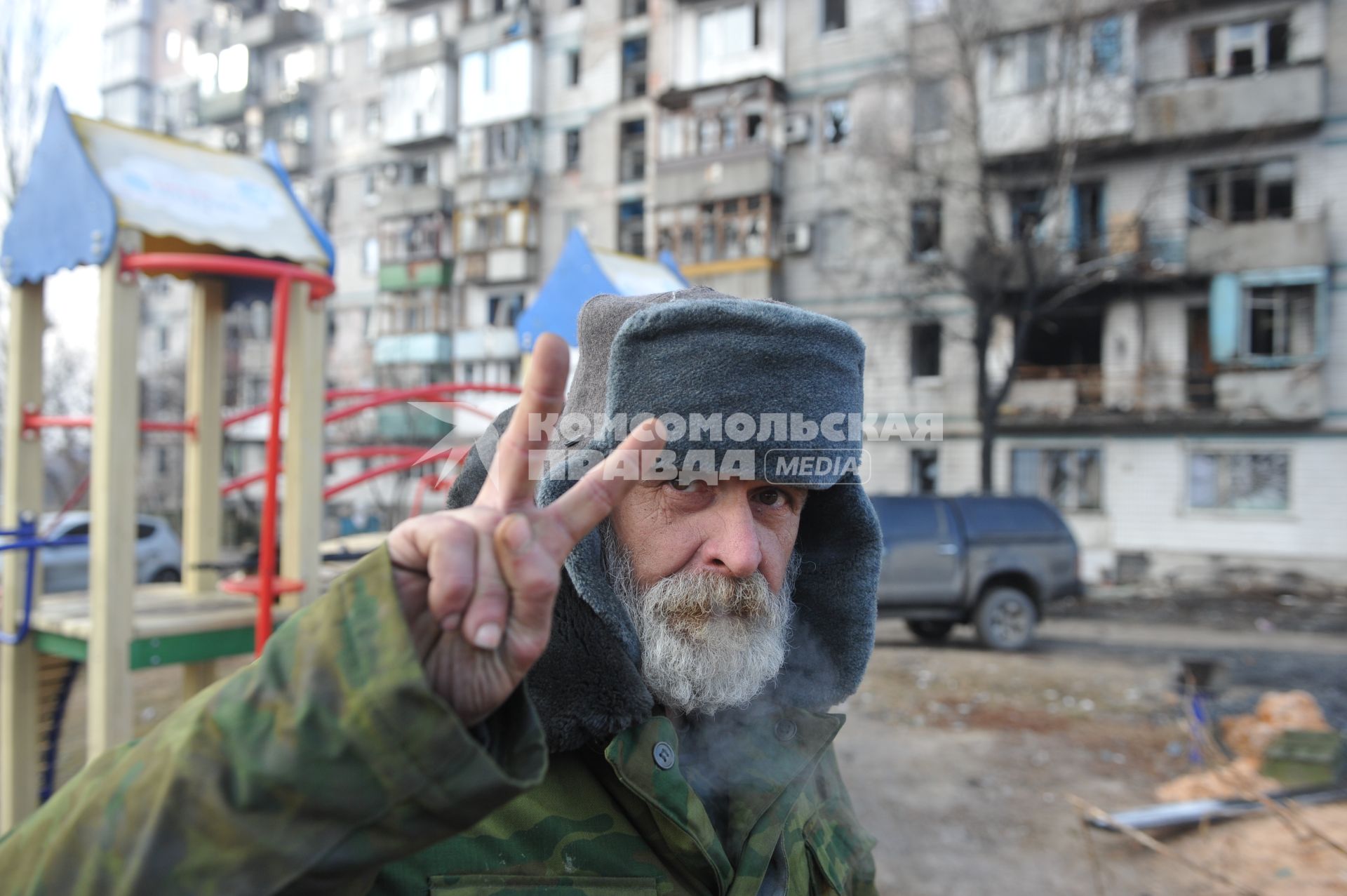 Донецк. Окрестности аэропорта. На снимке: ополчtytw с позывным `Василич`.