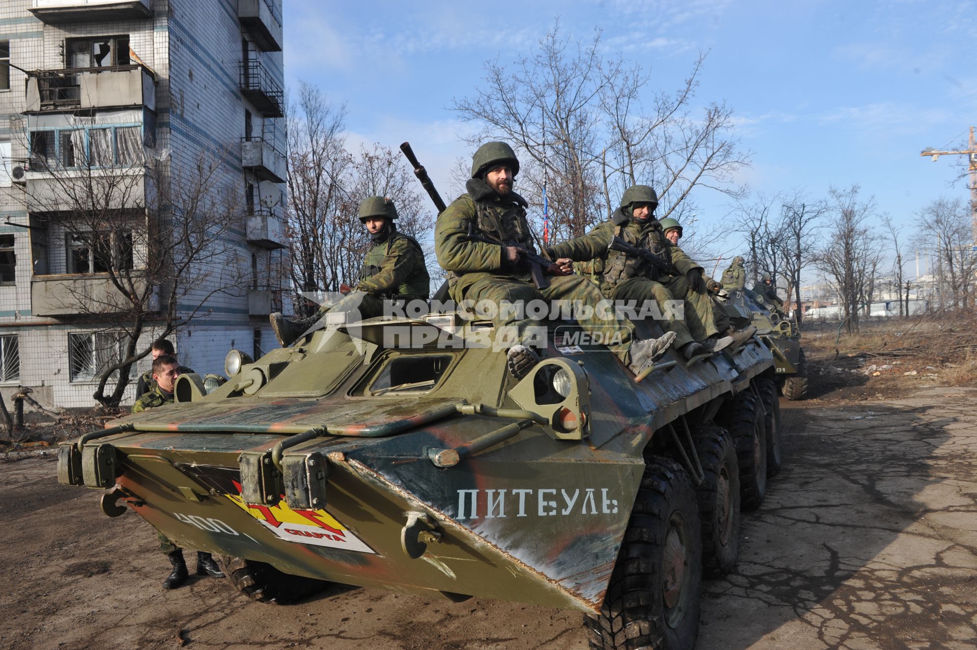 Донецк. Окрестности аэропорта. На снимке: ополченцы противотанкового подразделения `Спарта` на БТР с надписью `Питбуль`.