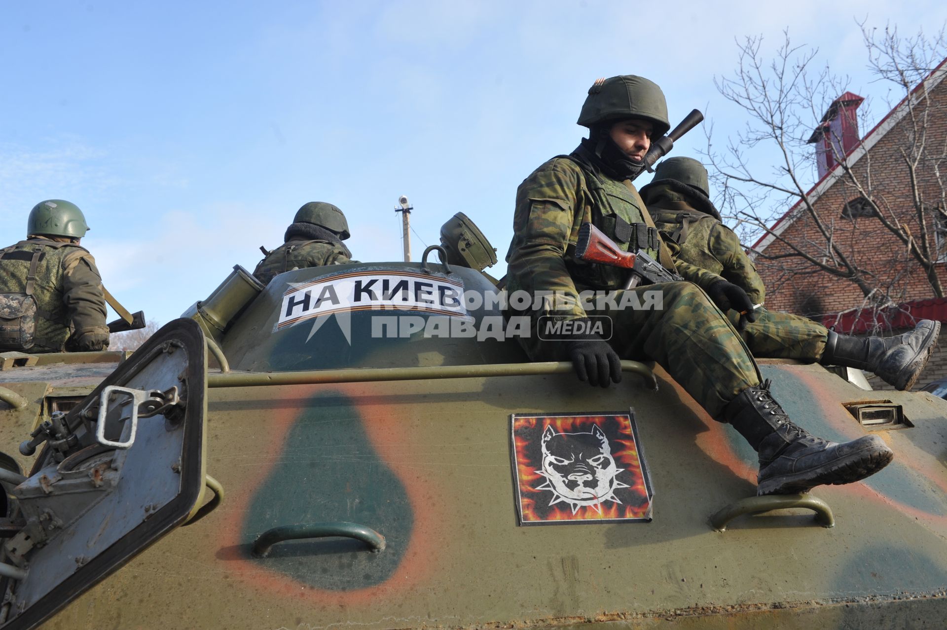 Донецк. Окрестности аэропорта. На снимке: ополченцы противотанкового подразделения `Спарта` на БТР с надписью `На Киев`.