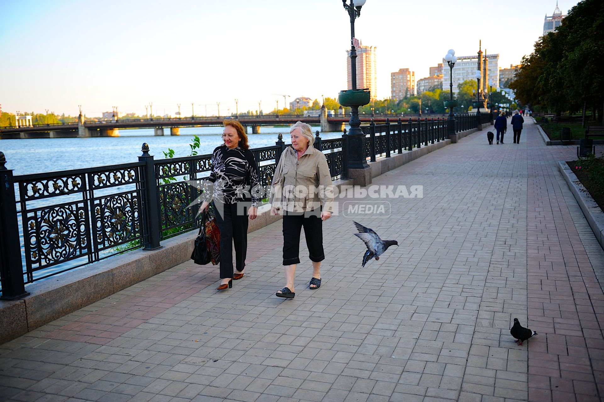 Донецк. Женщины гуляют по набережной.