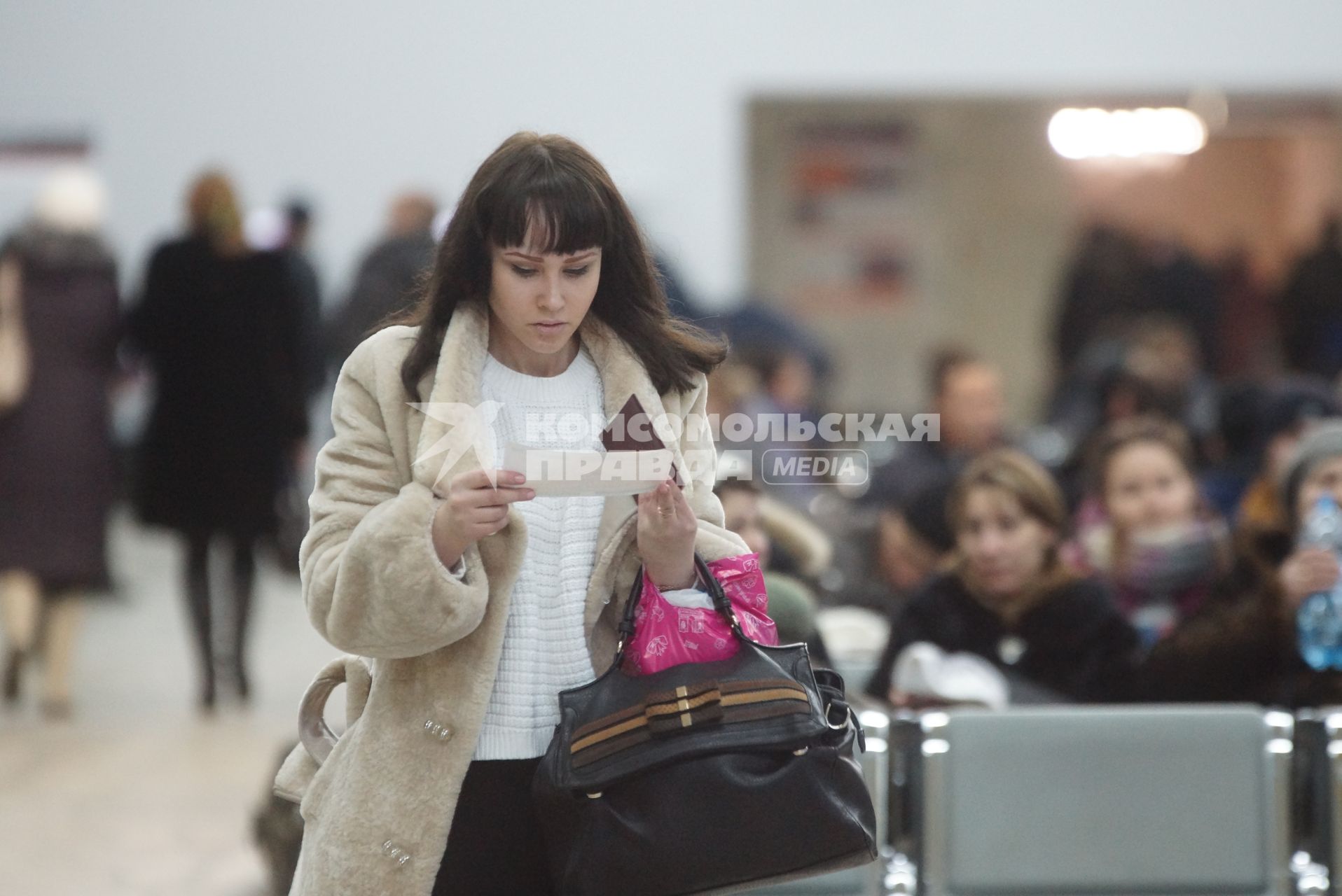 девушка с билетом на поезд в зале ожидания на  железнодорожном вокзале в Екатеринбурге