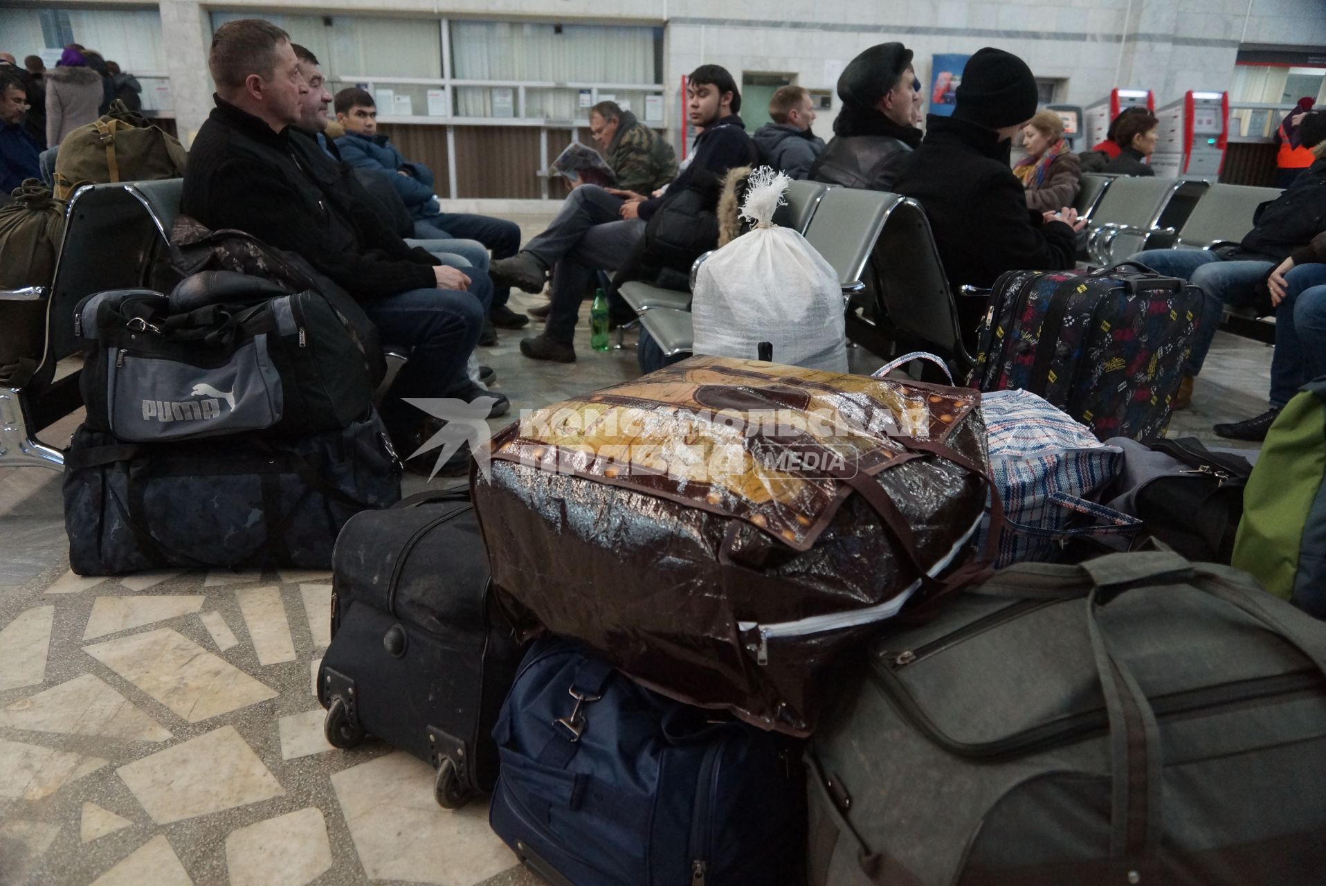 сумки и багаж пассажиров ожидающих свой поезд на  железнодорожном вокзале в Екатеринбурге