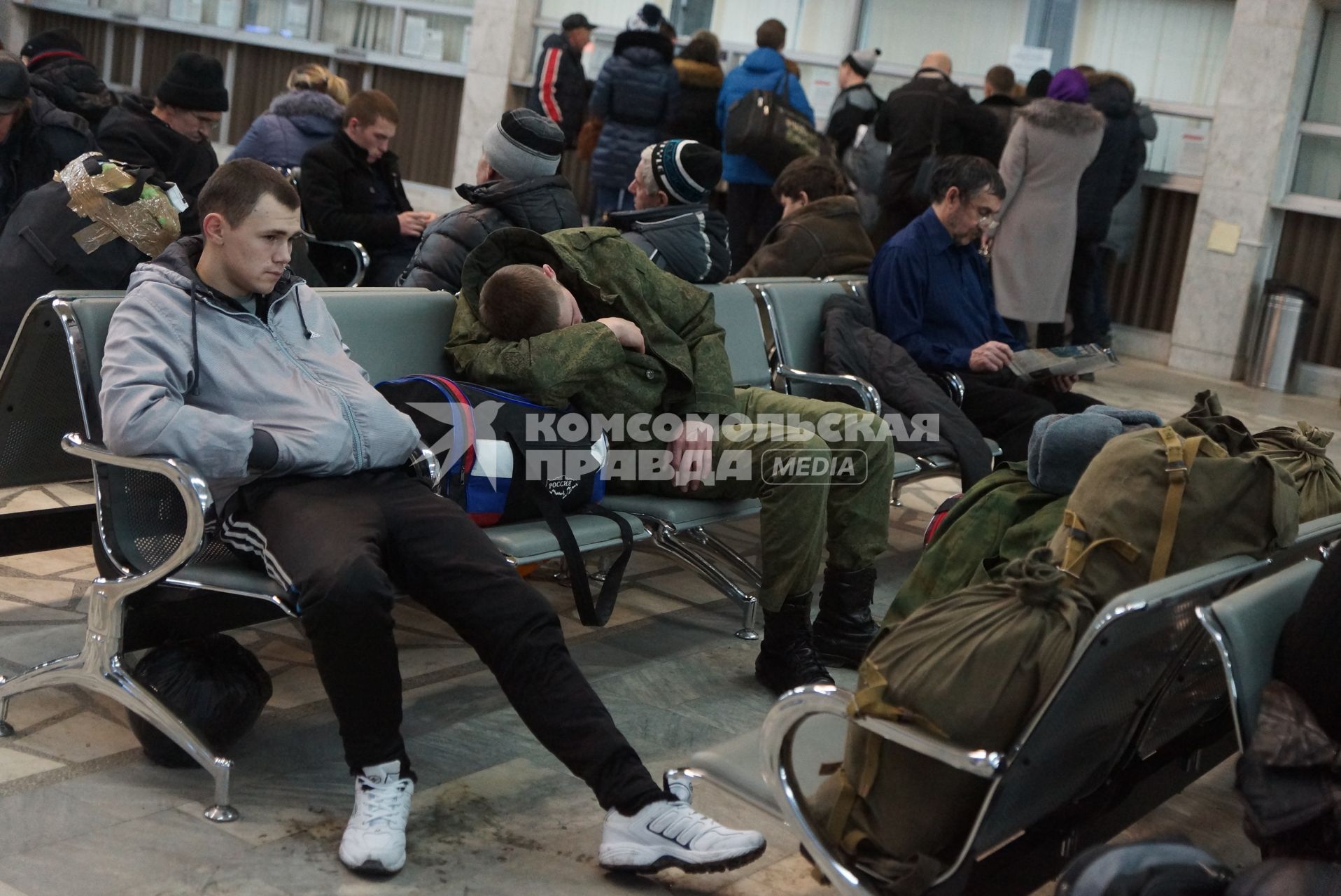 пассажиры в зале ожидания на  железнодорожном вокзале в Екатеринбурге