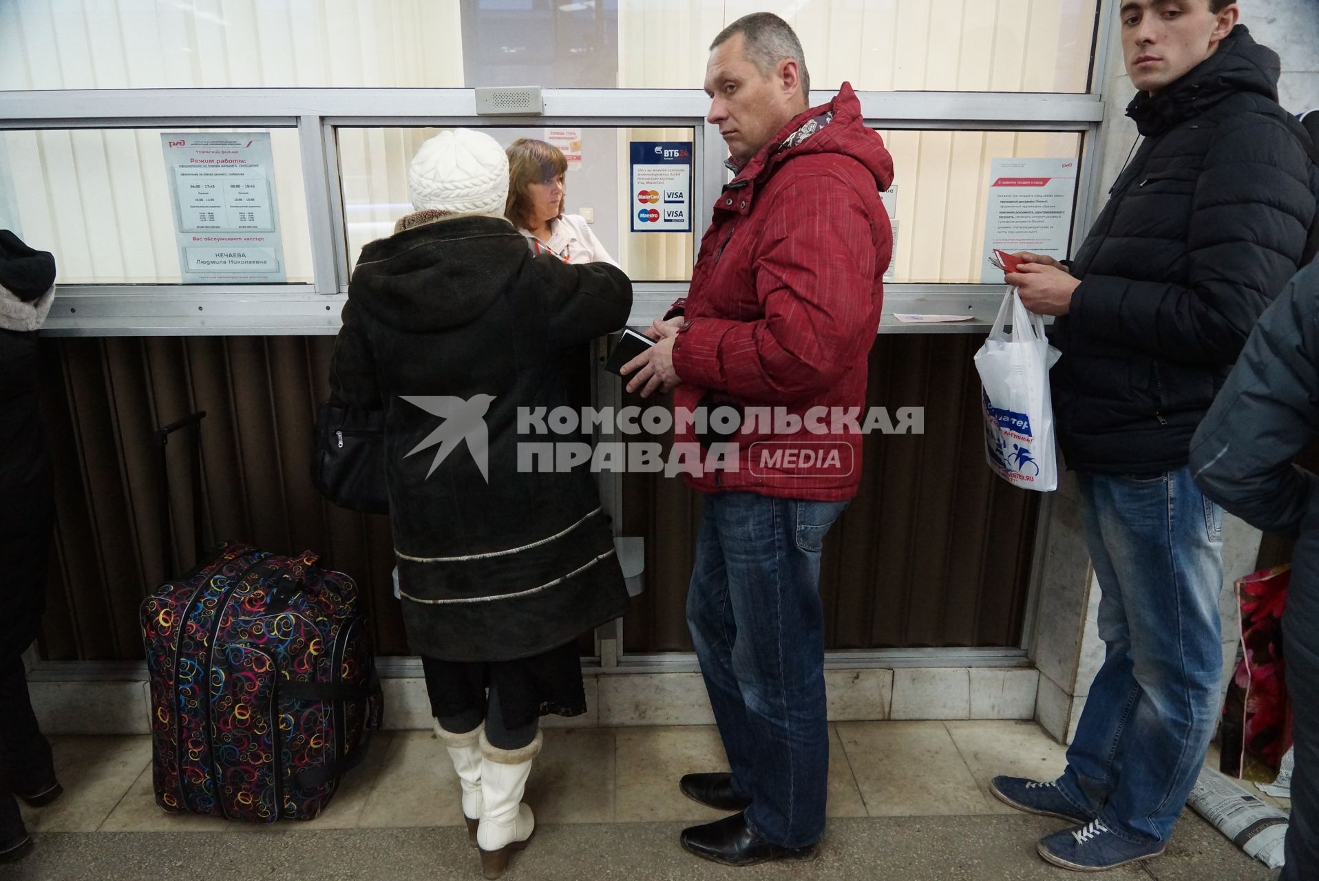Очередь людей в билетные кассы на  железнодорожном вокзале в Екатеринбурге