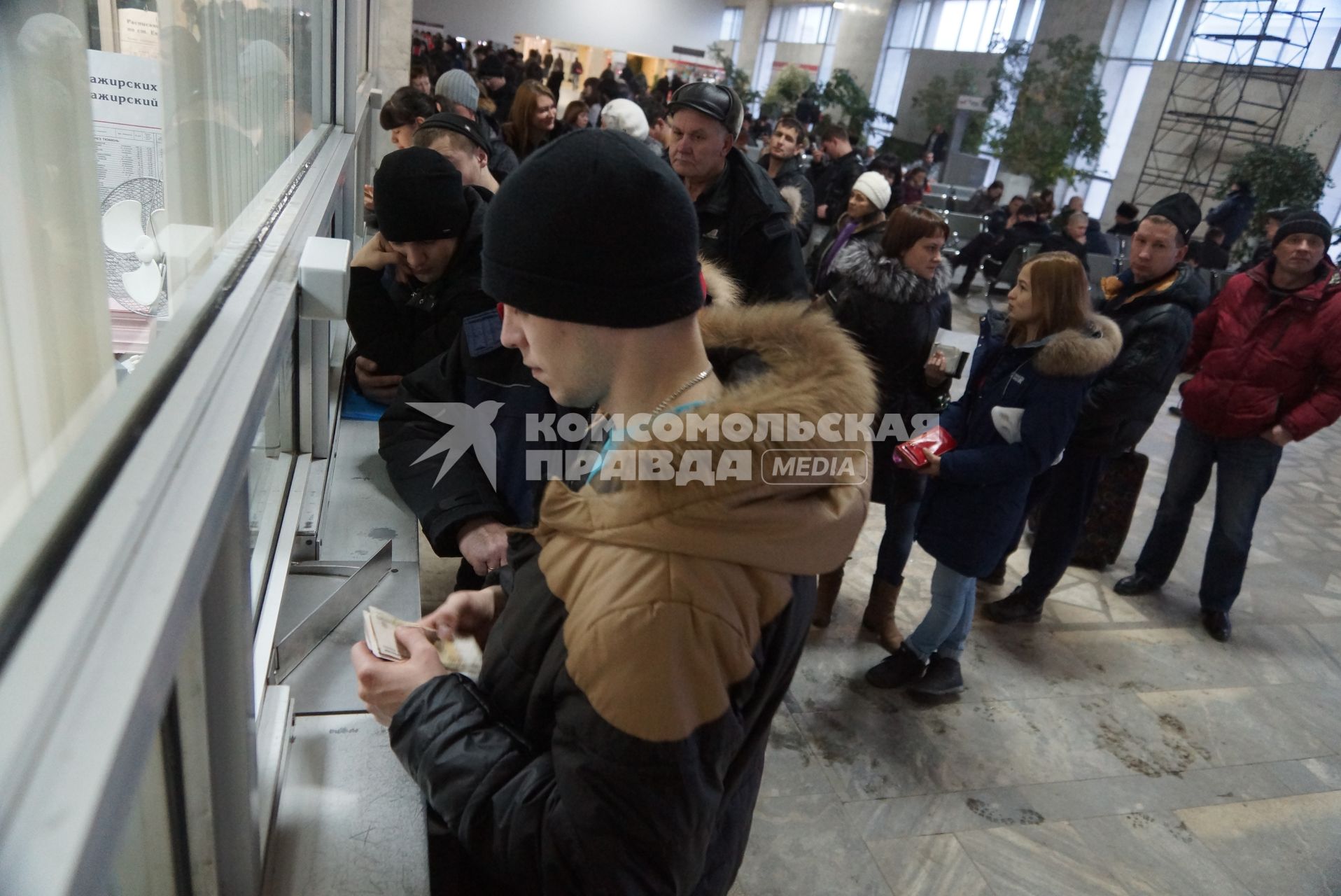 очереди в билетные кассы на поезда дальнего следования, в  железнодорожном вокзале в Екатеринбурге