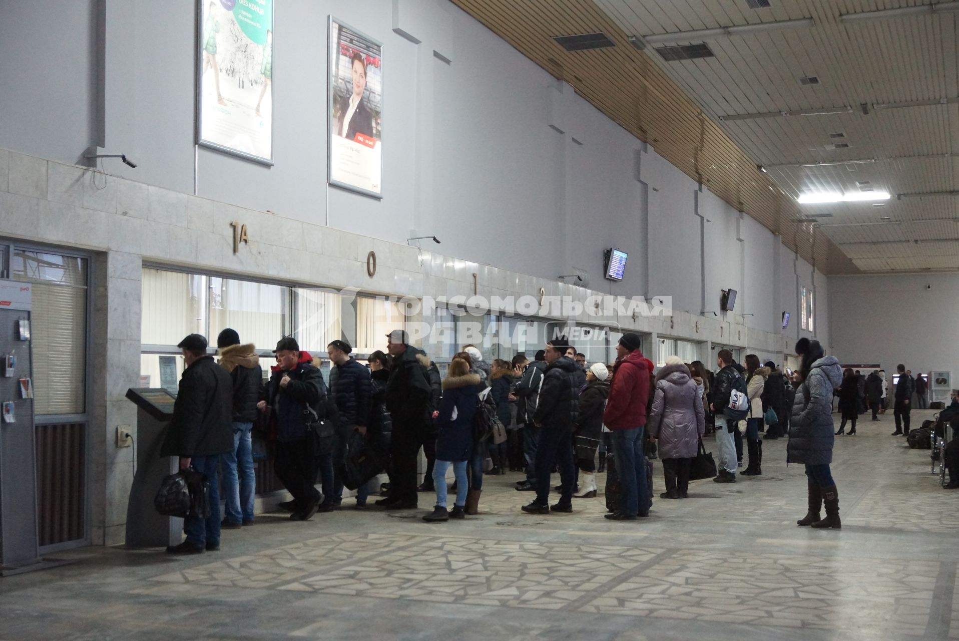 очереди в билетные кассы на поезда дальнего следования, в  железнодорожном вокзале в Екатеринбурге