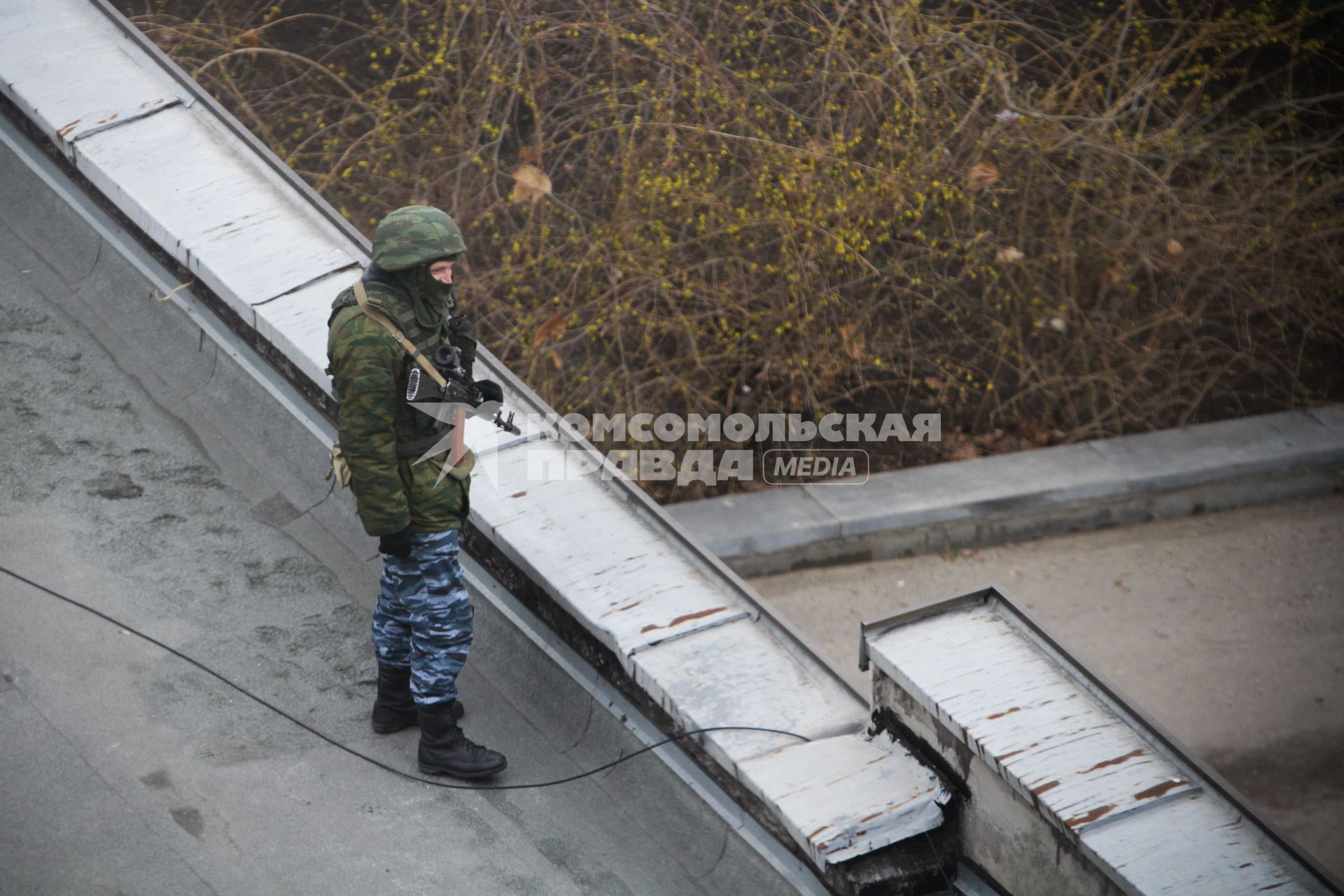 Симферополь. Подготовка к Референдуму. Здание Верховного Совета Автономной Республики Крым. На снимке: ополченец.