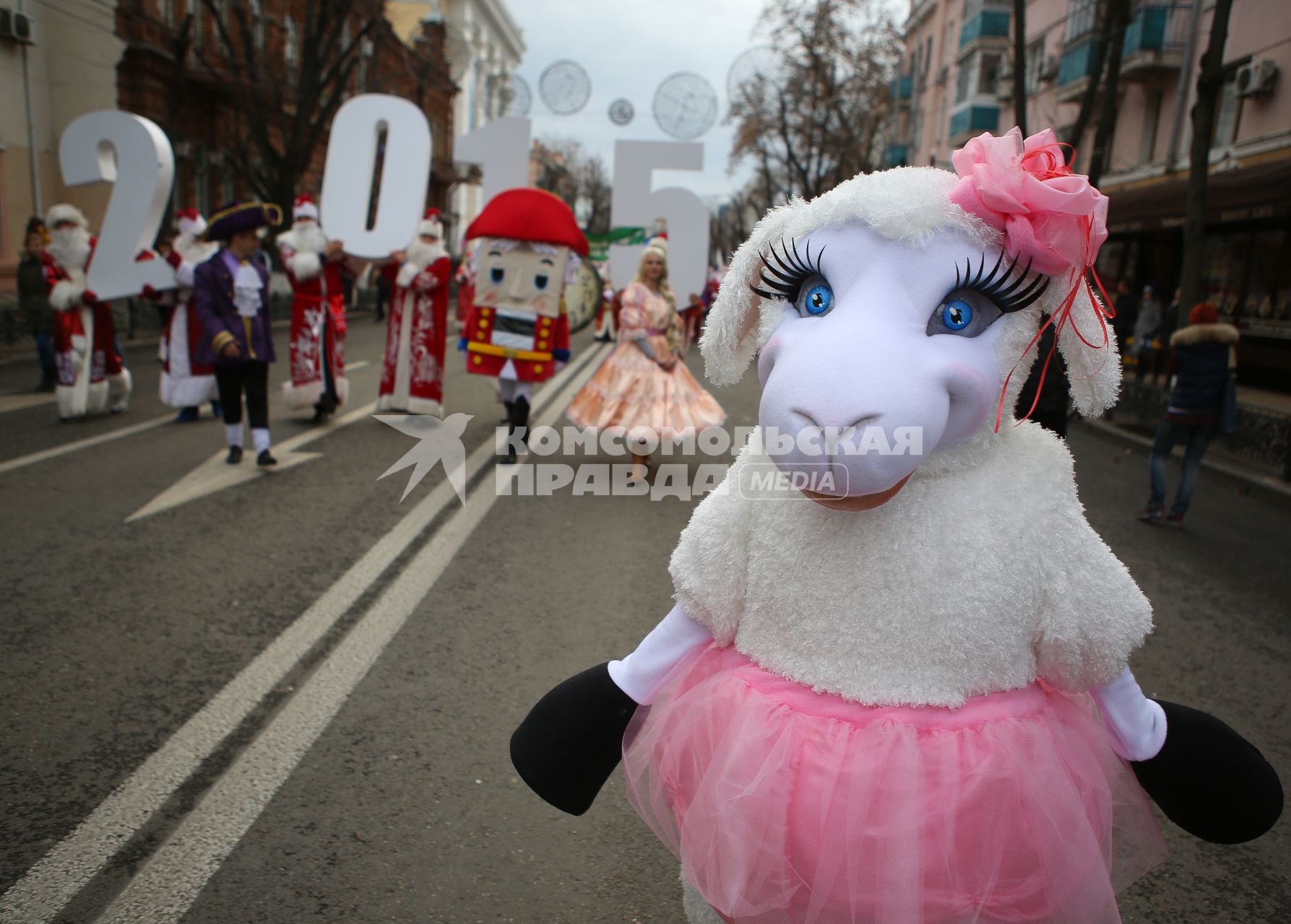 Символ 2015 года - овца, на параде Дедов Морозов идет по улице Красной Краснодара.
