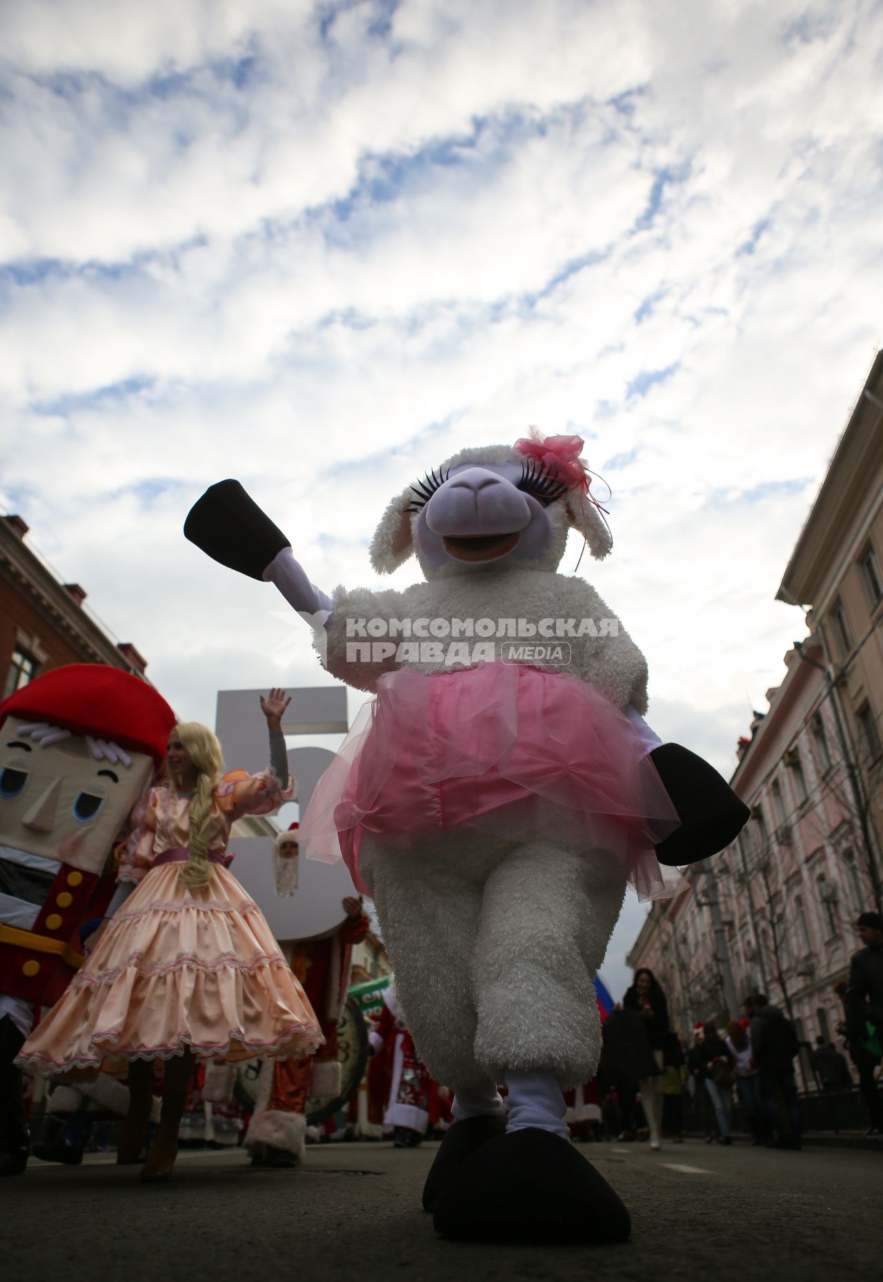 Символ 2015 года идет по улице Красной во время парада Дедов морозов в Краснодаре.