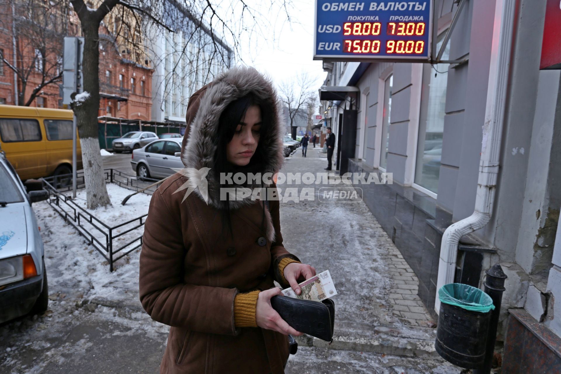 Курс доллара и евро выросли на торгах Московской биржи. На снимке: электронное табло курса доллара 73 и евро 90 рублей.