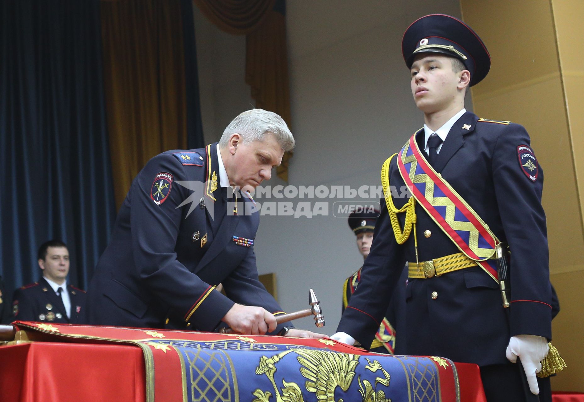 Начальник ГУ МВД РФ по Краснодарскому краю генерал-лейтенант Виневский Владимир Николаевич забивает гвоздь во время церемонии крепления нового полотнища знамени к древку.