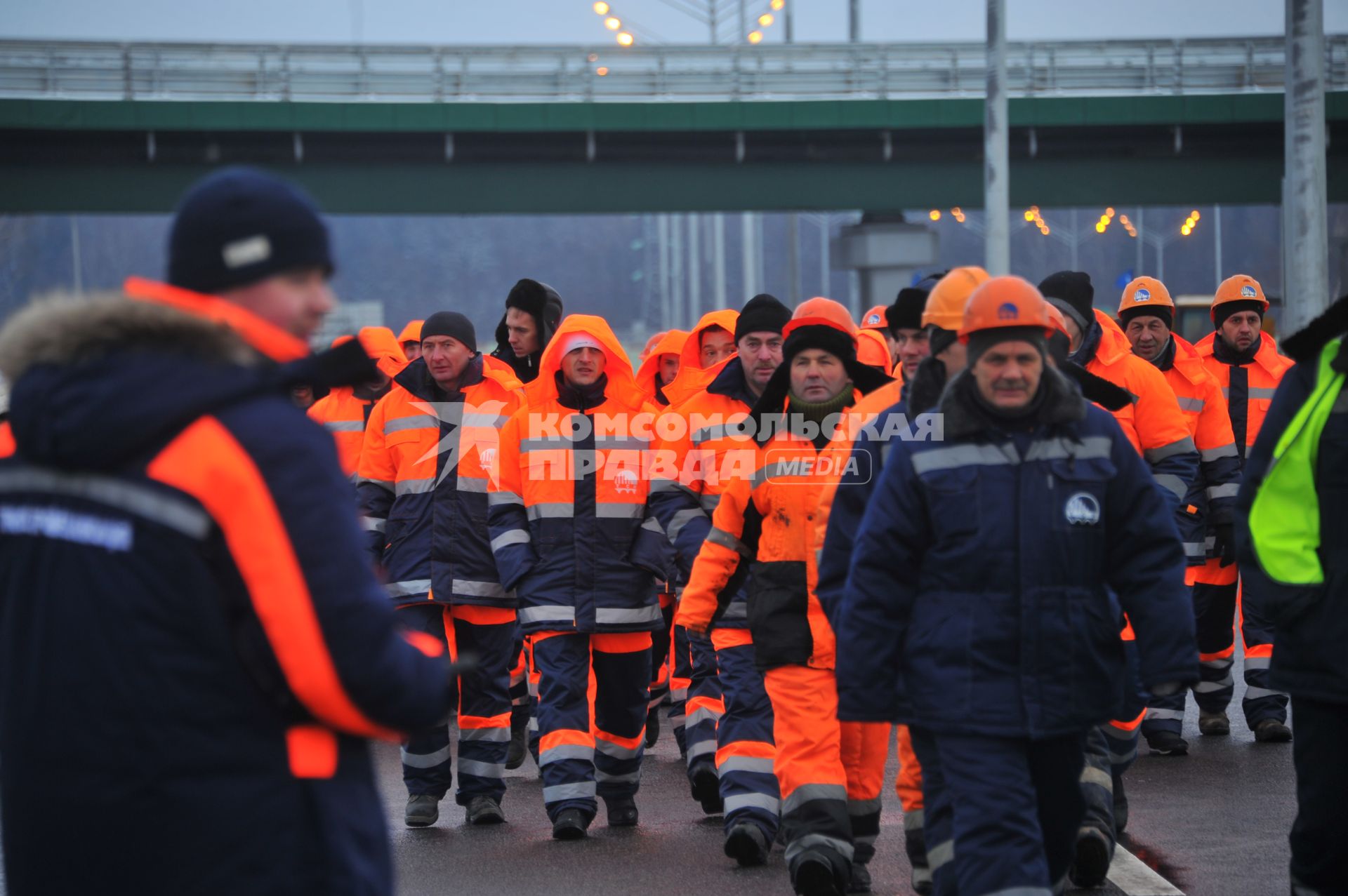 Церемония открытия участка трассы М-11 Москва - Санкт-Петербург. На снимке:  рабочие.