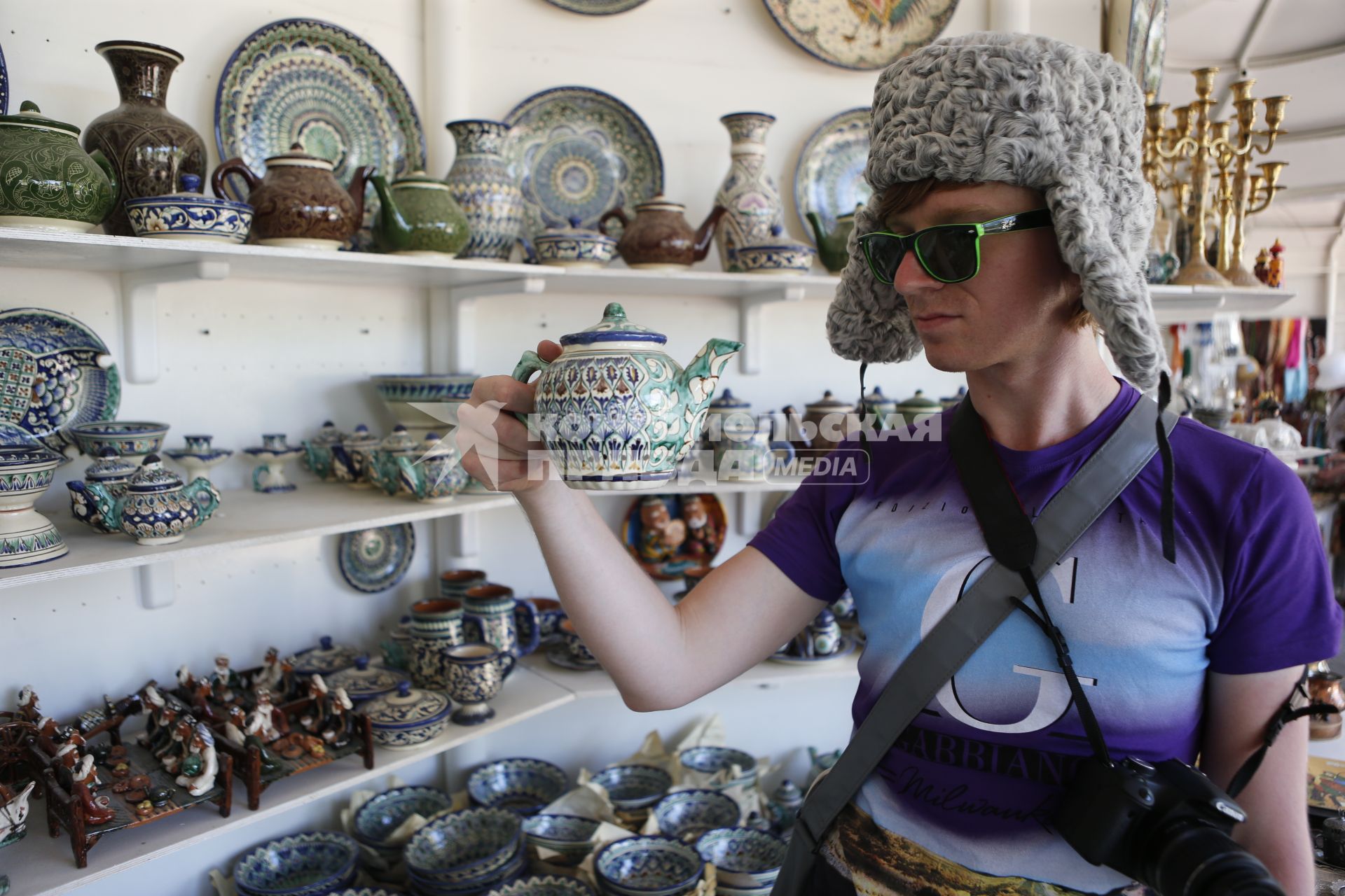 Бухара. На снимке: российский турист в сувенирной лавке .
