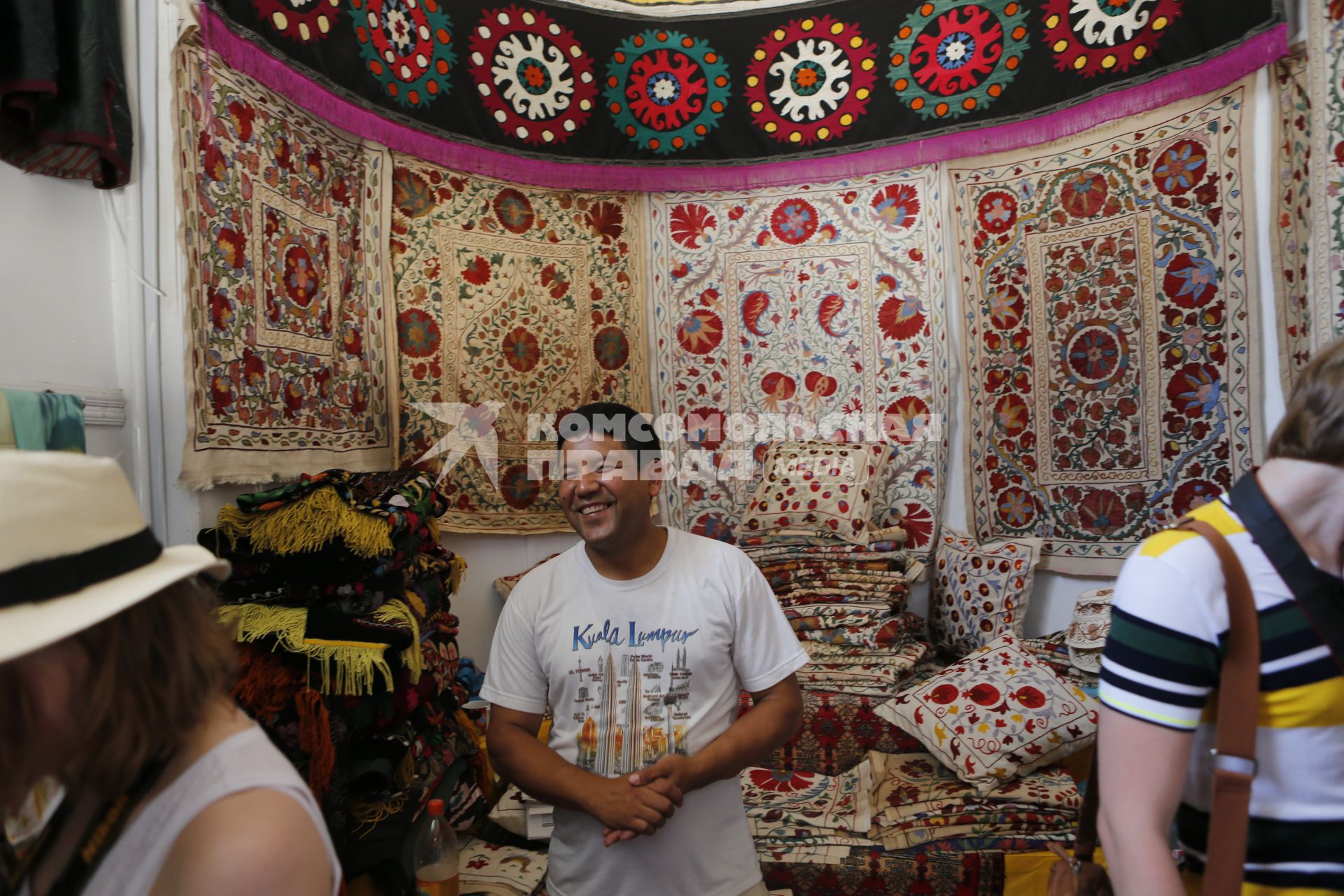 Ташкент. Вещевой рынок. На снимке: продавец в футболке с надписью Kuala Lumpur (Куала-Лумпур).