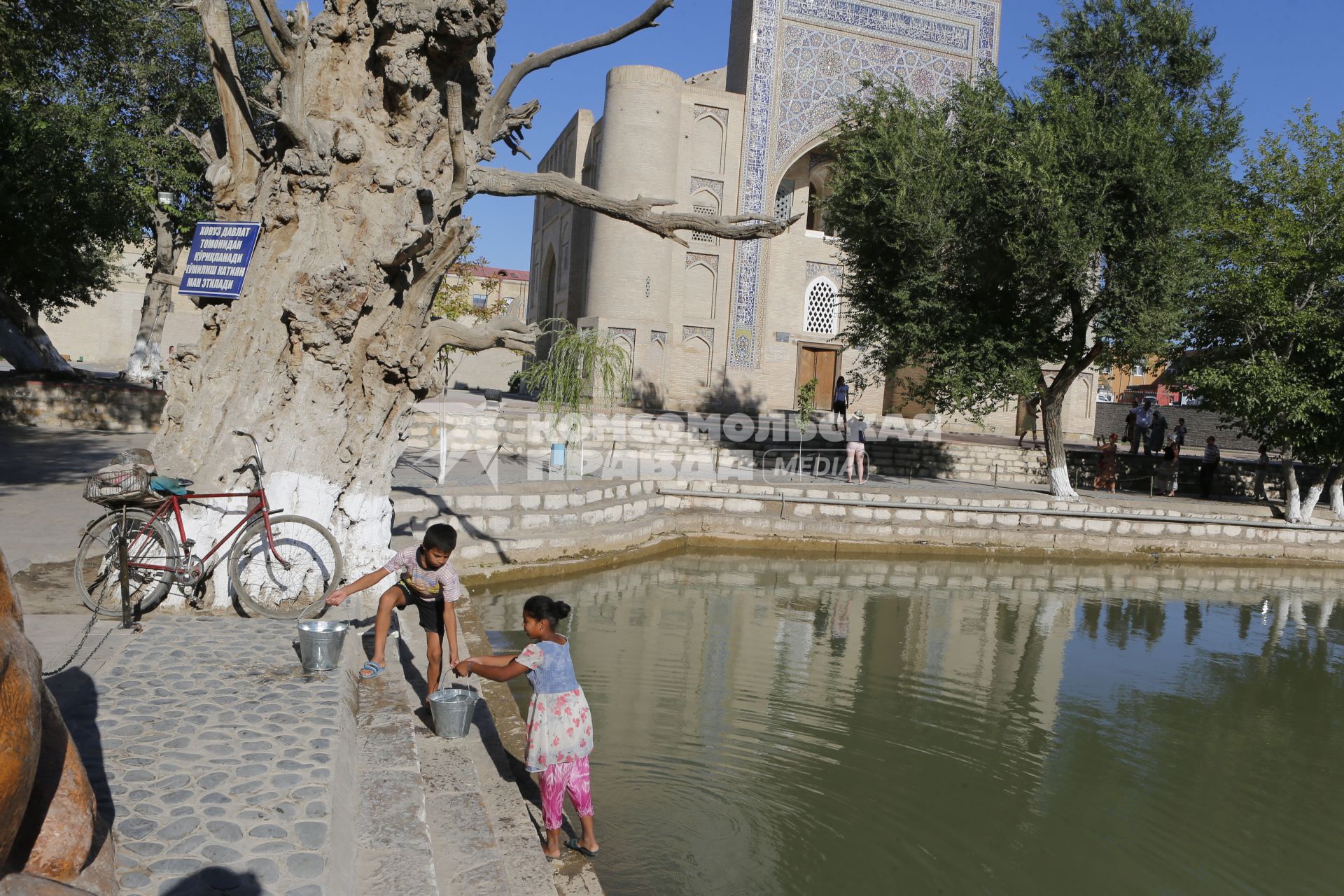 Бухара. Водоем Ляби-Хауз. На снимке: дети набирают воду.