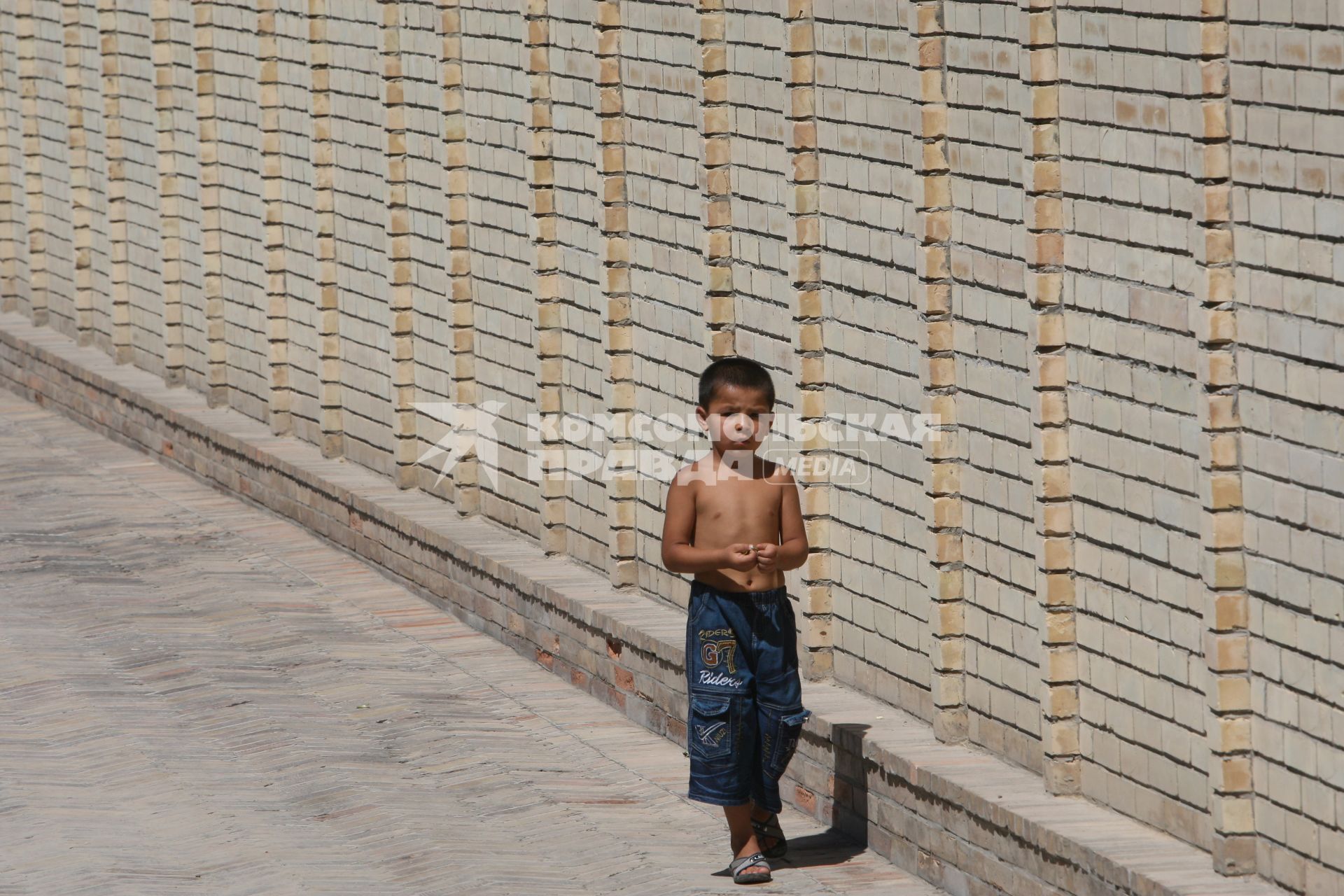 Ташкент. На снимке: мальчик идет по улице.