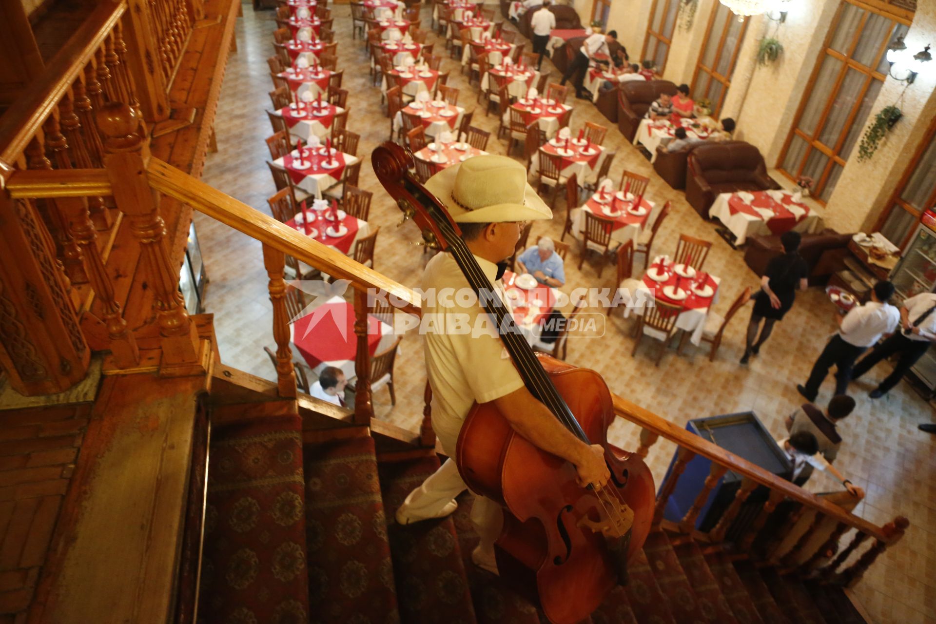 Ташкент. На снимке: музыкант в ресторане.