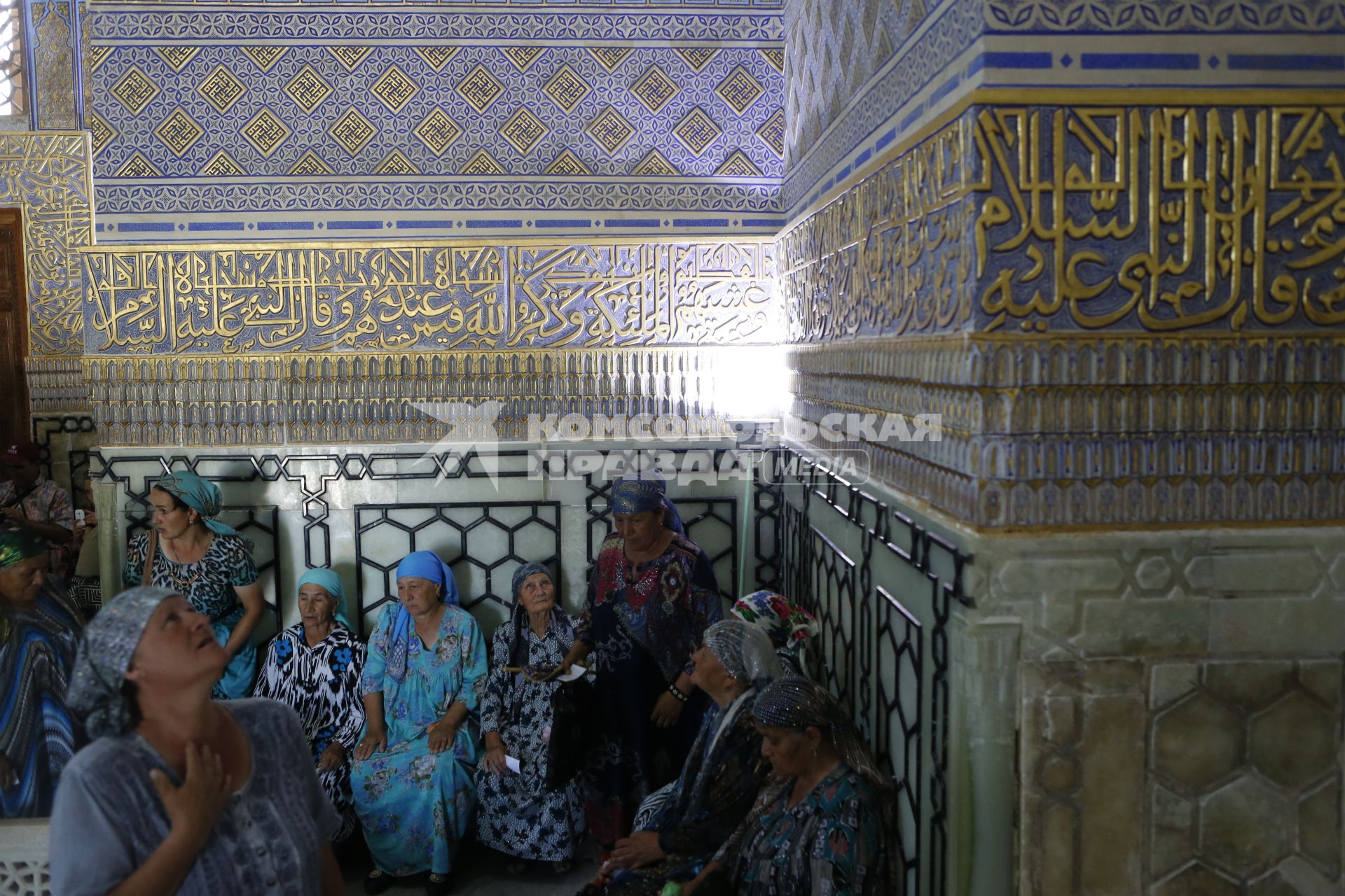 Самарканд. Гур-Эмир - мавзолей Амира Тимура (Тамерлан). На снимке: узбекские женщины.