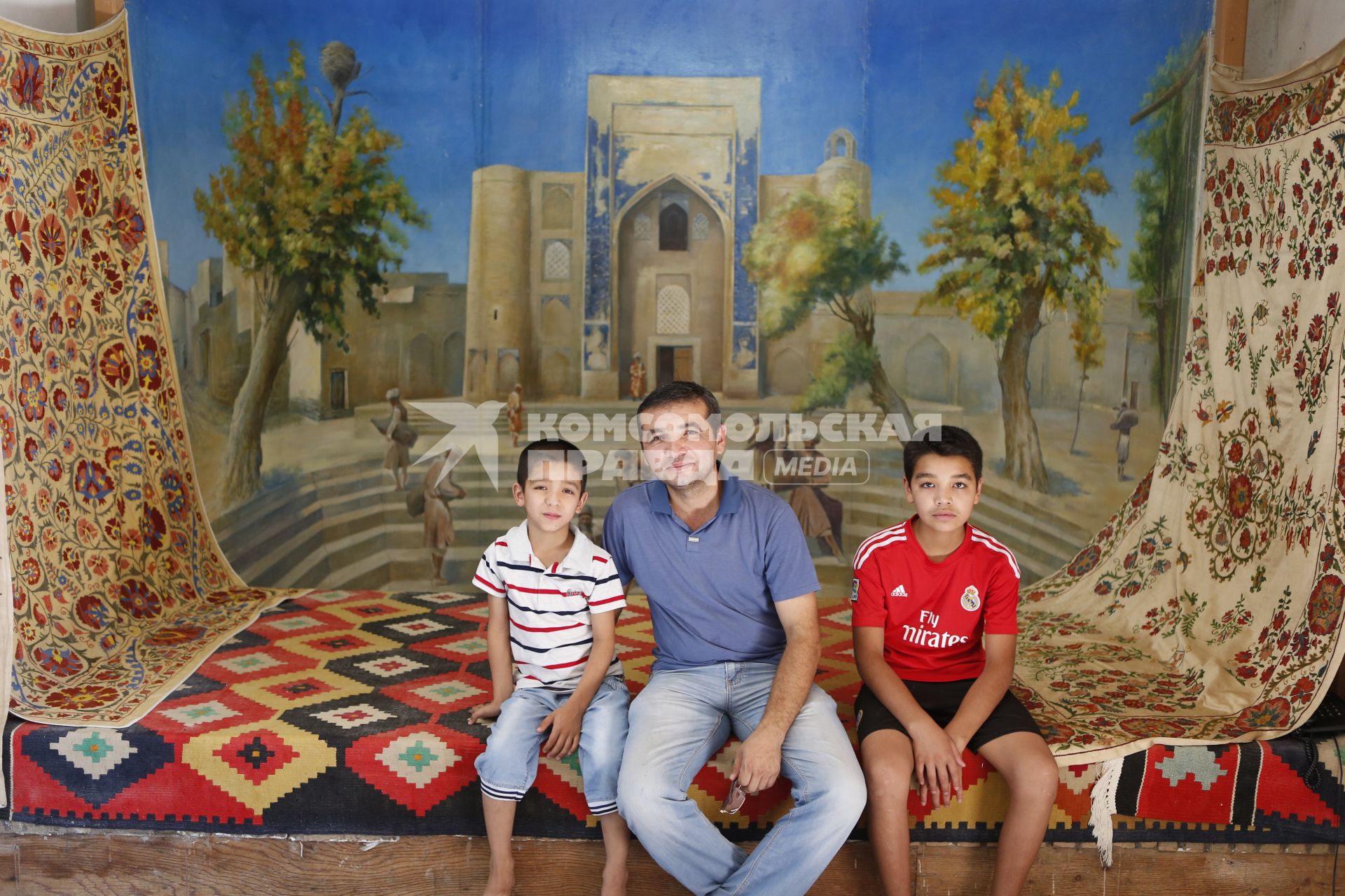 Бухара. На снимке: отец с сыновьями в одном из музеев.