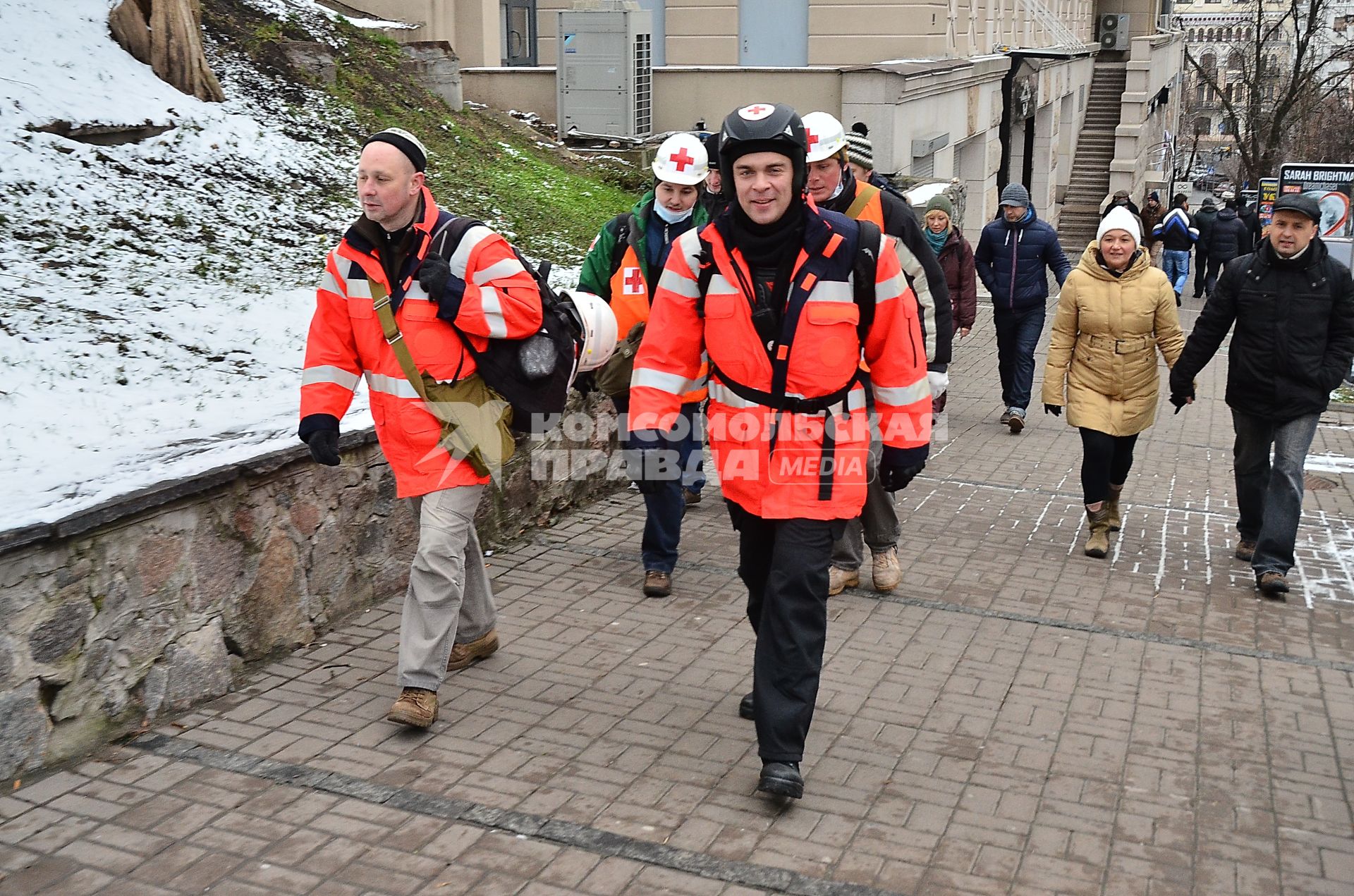 Беспорядки в Киеве. На снимке: бригада врачей направляется к площади Независимости (Незалежности).