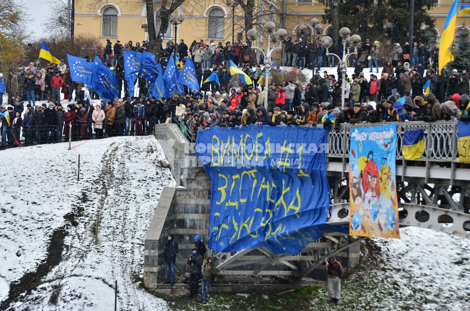 Беспорядки в Киеве. На снимке: активисты Евромайдана у Октябрьского дворца культуры.