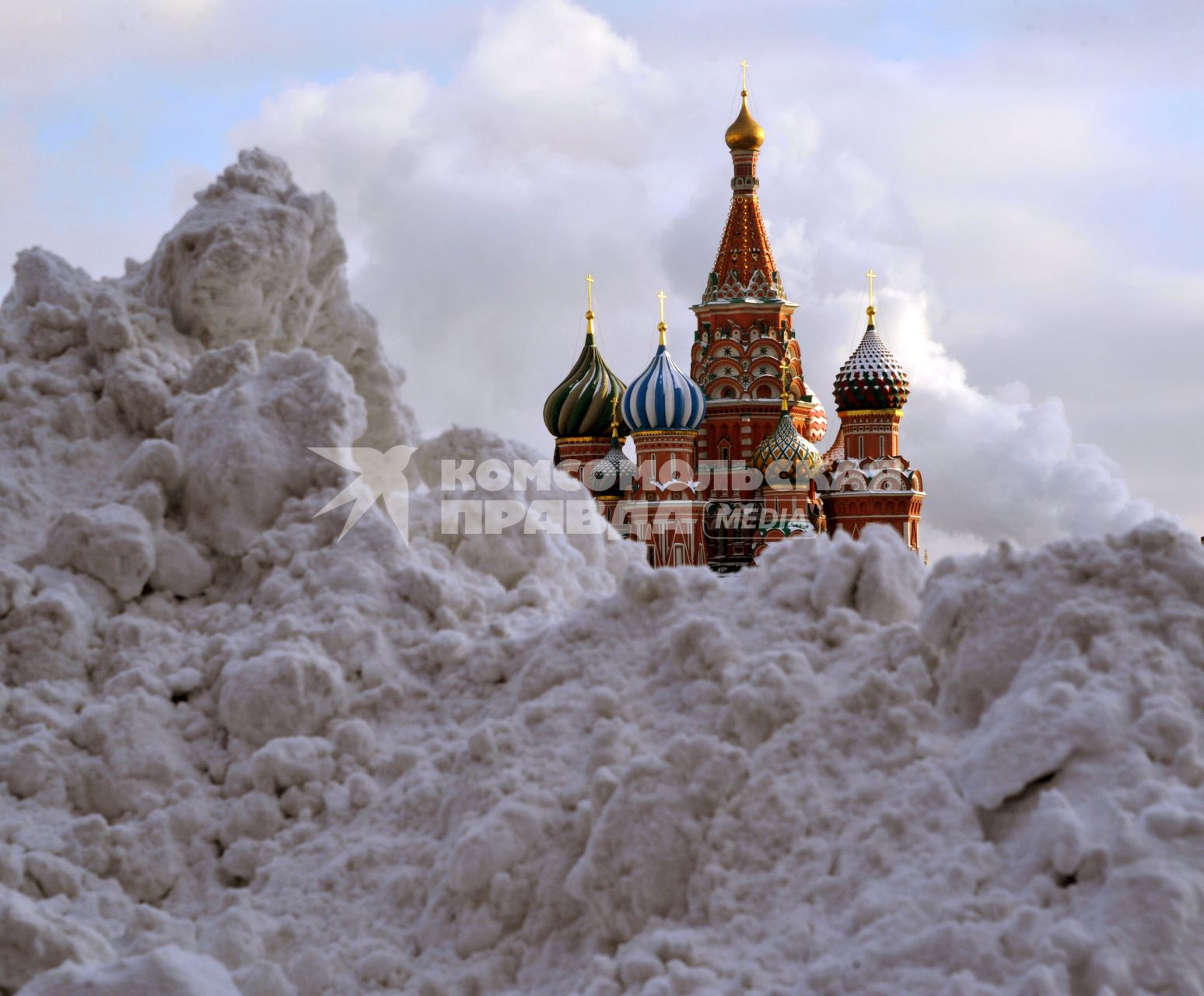 Последствия снегопада в Москве. На снимке: сугробы и Храм Василия Блаженного на Красной площади.