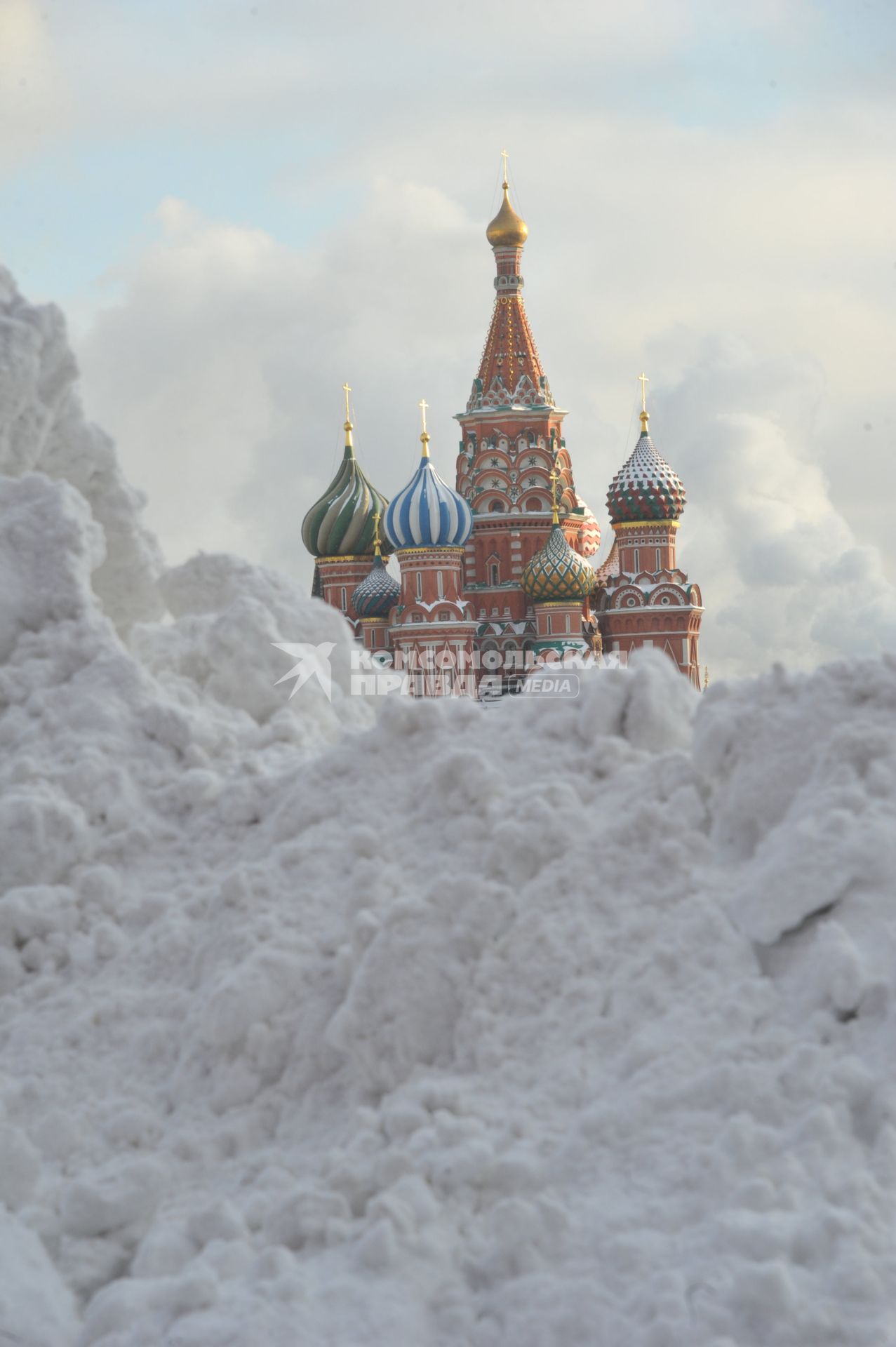 Последствия снегопада в Москве. На снимке: сугробы и Храм Василия Блаженного на Красной площади.