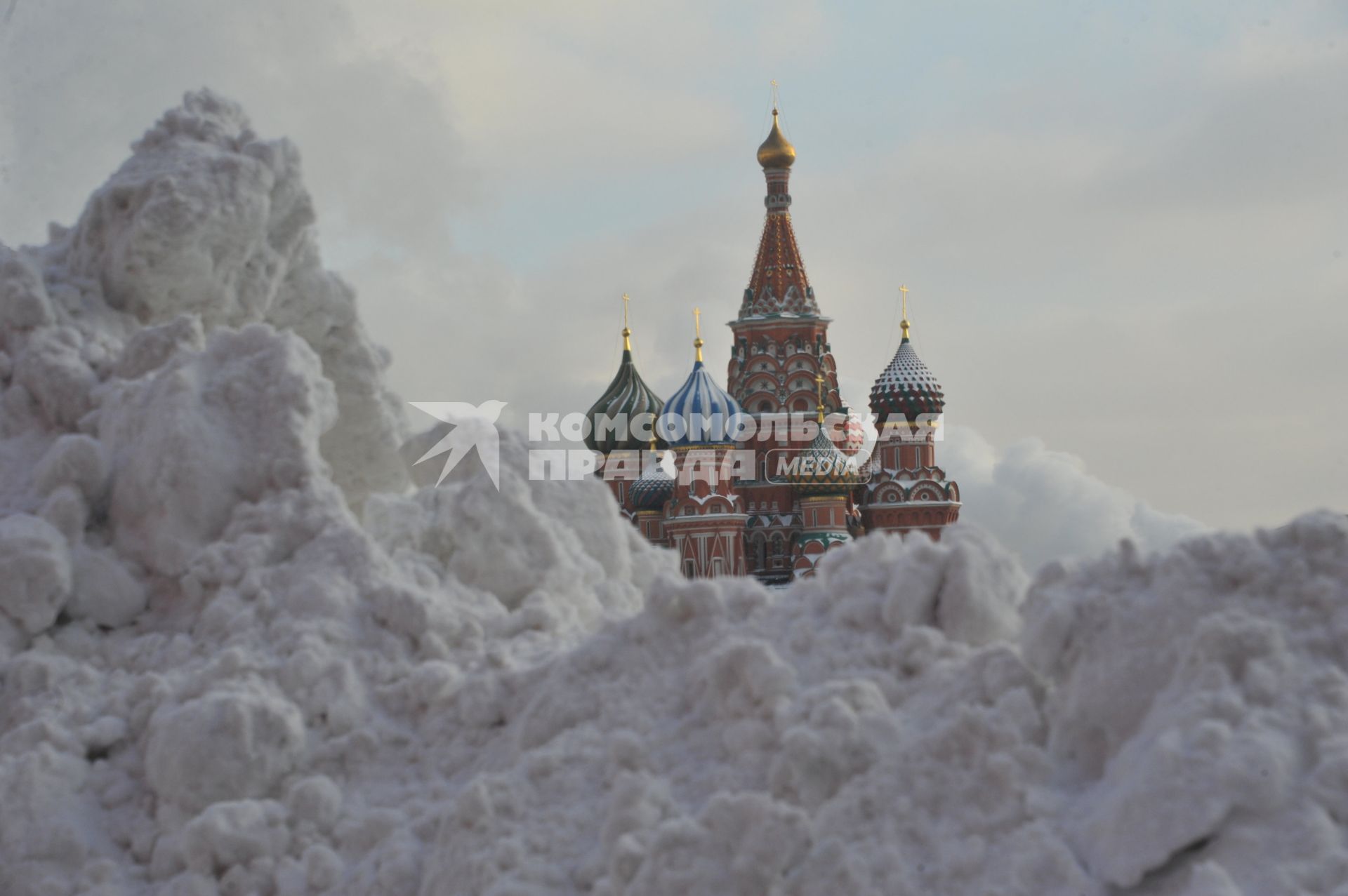 Последствия снегопада в Москве. На снимке: сугробы и Храм Василия Блаженного на Красной площади.